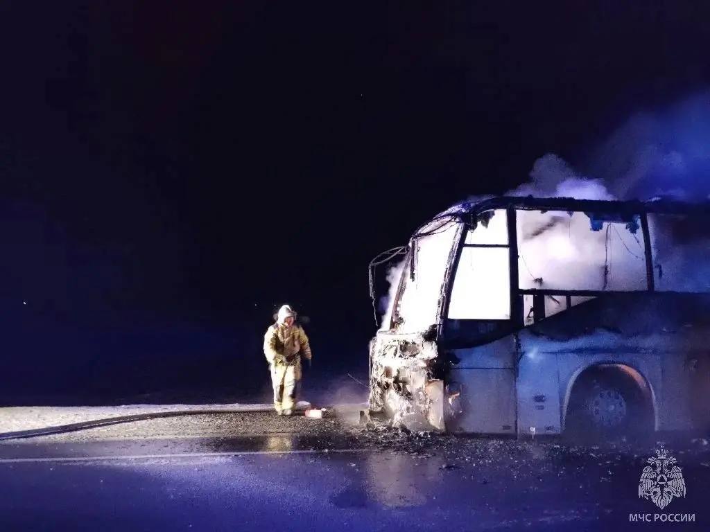 Дорожники помогли эвакуировать пассажиров из сгоревшего автобуса в Алтайском крае Инцидент произошел 16 января на 97 м км федеральной трассы А 322 Барнаул Рубцовск граница с Республикой Казахстан в Топчихинском районе Загорелся рейсовый автобус следовавший из Рубцовска в Барнаул Пострадавших нет Дорожники Центрального ДСУ оказались на месте происшествия первыми во время патрулирования трассы Дежурный мастер предоставил для обогрева пассажиров служебный автомобиль газель После чего семь человек в том числе водители были доставлены в стационарный пункт обогрева придорожное кафе Остальные пассажиры были отправлены попутным транспортом до места назначения Предварительная причина случившегося нарушение правил устройства и эксплуатации транспортного средства В работе по ликвидации огня МЧС задействовали две автоцистерны после чего специалисты Центрального ДСУ устранили последствия происшествия и расчистили проезжую часть  Водителям в период морозов рекомендуется воздержаться от поездок на дальние расстояния и принять необходимые меры предосторожности Обратите особое внимание на техническое состояние автомобиля уровень топлива и наличие необходимых в дороге вещей запасного колеса домкрата буксировочного троса проводов для зарядки аккумулятора медицинской аптечки Проверьте баланс счета и состояние заряда батареи мобильного телефона Перед поездкой сообщите членам семьи соседям друзьям маршрут следования и время возвращения   Единый экстренный канал помощи 102 112 для всех операторов мобильной связи   Чтобы оперативно получать информацию о состоянии проезда по федеральным дорогам региона таких как Р 256 Чуйский тракт А 322 Барнаул Рубцовск граница с Республикой Казахстан и А 321 Барнаул Павловск граница с Республикой Казахстан обращайтесь в диспетчерскую службу ФКУ Упрдор Алтай по телефонам 7 3852 63 14 59 или 8 962 815 9869   Информацию о состоянии проезда по региональным и межмуниципальным трассам можно уточнить в диспетчерской службе КГКУ Алтайавтодор по номерам 7 3852 507 512 или 8 800 222 3169
