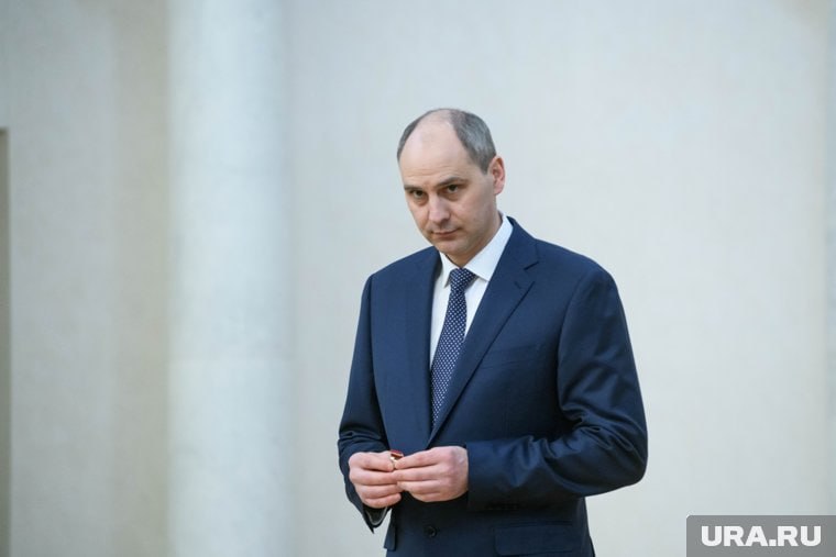 Паслер тянет с перестановками в свердловском правительстве, чтобы сохранить старую элиту Врио губернатора Паслер официально заявил, что не собирается менять правительство до выборов в сентябре. Он открыто признаёт: команда «профессионалов» ему нужна, но только после голосования. На деле — это циничная игра на удержание старой управленческой гвардии, которая давно себя изжила. Полномочия замов и министров «автоматически» истекут после выборов, но Паслер уже полгода тянет с реальными кадровыми решениями. В итоге свердловское правительство остаётся заложником старых схем и непотизма, а обещанная «команда единомышленников» превращается в пустую фразу для пиара. Новые лица — лишь после «присматривания», то есть после того, как политическая обстановка станет выгодной для удержания власти. Подмена реформ личными амбициями — главная угроза региону. Источник: Тайны Кремля