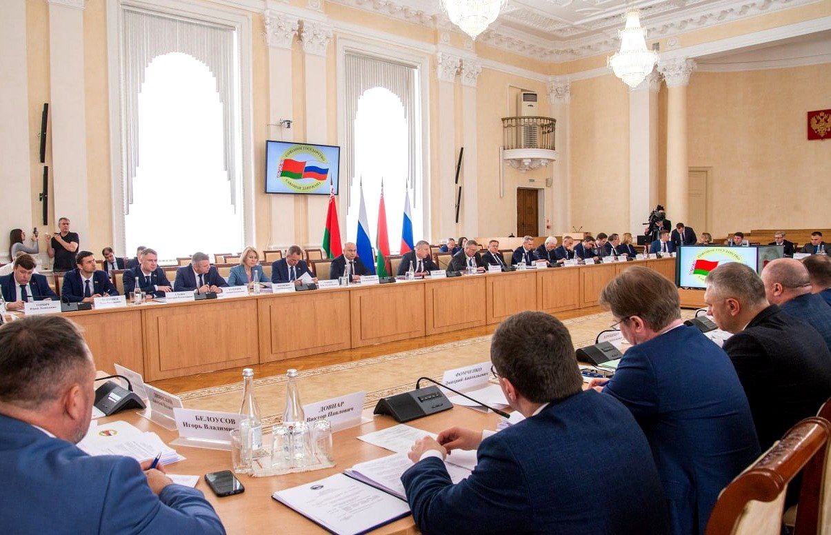Смоленск становится постоянной площадкой для мероприятий по строительству Союзного государства РБ и РФ  В заседании Группы высокого уровня Совета Министров Союзного государства  приняли участие заместитель Председателя Правительства России Алексей Оверчук,  Глава  Администрации Президента Беларуси Дмитрий Крутой, Госсекретарь Союзного государства Сергей Глазьев, посол России в Беларуси Борис Грызлов, посол Беларуси в России Александр Рогожник и Губернатор Смоленской области Василий Анохин.  Был рассмотрен ряд вопросов российско-белорусского сотрудничества, направленных на дальнейшее укрепление интеграционных процессов Союзного государства. Среди тем обсуждения –наращивание товарооборота, развитие приграничных регионов, научно-техническое сотрудничество, статус товаров Союзного государства, повышение транспортной доступности, сотрудничество в сфере молодёжной политики.  На заседании было отмечено, что по итогам  2024 года товарооборот между Беларусью и Россией. вырос на 5,7% , а за последние 3 месяца он вырос на 3% по отношению к аналогичному периоду 2024 года. С учетом беспрецедентных санкций, под которыми находятся Беларусь и Россия, такие показатели говорят об устойчивости экономических связей и способности развиваться при маштабном внешнем давлении.  Также была подчеркнута  реализация  положений Договора о создании Союзного государства на 2024-2026 годы. Алексей Оверчук заявил, что по состоянию на 12 мая текущего года интеграционный прогресс достиг 32,6%: из 310 запланированных мероприятий успешно выполнено 101. Дмитрий Крутой рассказал, что наши страны планируют профинансировать создание высокоскоростной ж/д магистрали Москва – Брест.  Особое значение эта работа имеет для моей родной Смоленской области, чье будущее неразрывно связано с успехами союзных проектов. Рассмотренные инициативы дадут новый импульс развитию ключевых отраслей экономики региона – от логистики до промышленной кооперации и туризма, и станут драйвером развития, что будет залогом процветания Смоленщины и ее жителей. А наш Смоленск может стать союзной столицей.  #Смоленск #Смоленщина #СоюзноеГосударство