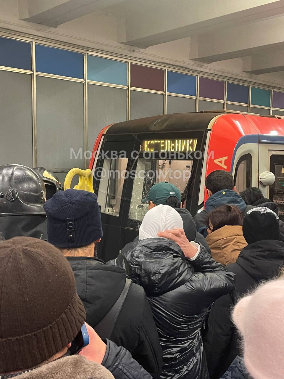 Упавший на рельсы на станции Текстильщики пассажир погиб У поезда разбито стекло Подписаться Прислать новость