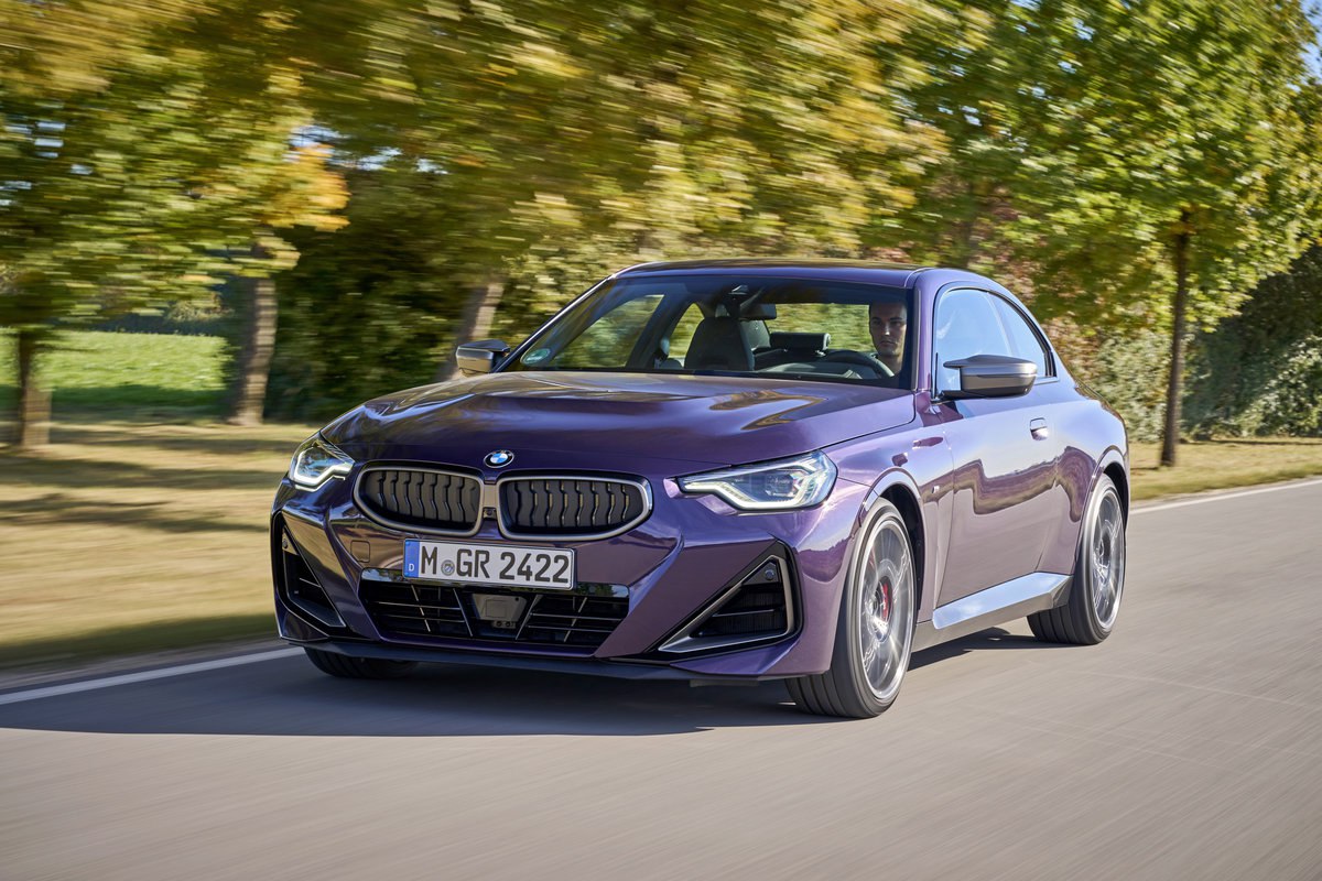 Шестицилиндровые BMW стали мощнее и экономичнее Концерн BMW провёл точечное обновление своей линейки Самое заметное изменение увеличение мощности и снижение расхода топлива трёхлитрового бензинового мотора у машин второй третьей и четвёртой серий Шестёрка 3 0 отныне развивает 392 л с и 540 Нм плюс 18 сил и 40 Нм Вклад мягкогибридной надстройки остался неизменным 12 лошадей Автомобили с обновлённой силовой установкой стали разгоняться до 100 км ч на 0 1 секунды быстрее Расход топлива сократился заметнее Например купе BMW M240i в смешанном цикле теперь требует 8 л 100 км вместо 8 8 л 100 км autoruonline