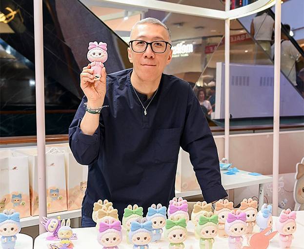 Создатель сети магазинов Pop Mart известный по коллекционным игрушкам Labubu Ван Нин вошел в десятку самых богатых миллиардеров Китая с состоянием в 22 3 млрд свидетельствует рейтинг Forbes Лидерами списка стали основатель ByteDance владелец TikTok Чжан Имин с состоянием 65 5 млрд глава производителя напитков Nongfu Spring Чжун Шаньшань 58 7 млрд и руководитель Tencent разработчик WeChat Ма Хуатэн 52 2 млрд В десятку также вошли глава Xiaomi Лэй Цзюнь 46 2 млрд глава компании разработчика онлайн игр NetEase Уиллиам Дин 42 4 млрд создатель онлайн платформы Pinduoduo и владельца интернет магазина Temu Колин Хуан 37 9 млрд основатель компании производителя бытовой техники Midea Group Хэ Сянцзянь 27 9 млрд создатель Alibaba Group Джек Ма 25 7 млрд и глава автопроизводителя BYD Ван Чуаньфу 24 5 млрд