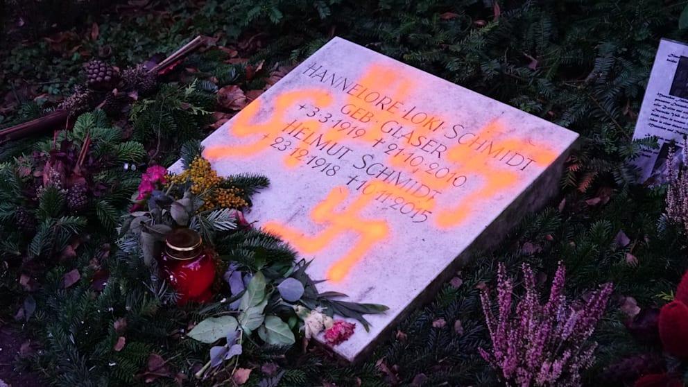 На семейной могиле бывшего канцлера ФРГ Гельмута Шмидта нарисовали свастики В Гамбурге осквернили семейную могилу бывшего канцлера ФРГ Гельмута Шмидта и его жены Локи Шмидт В воскресенье днем местные жители заметили оранжевые свастики нарисованные прямо поверх имен и дат жизни на надгробии на кладбище Ольсдорф Полиция начала расследование Дочь Шмидтов Сюзанна назвала произошедшее бессмысленным вандализмом Это массивная попытка очернить память двух людей которые всегда выступали за свободу демократию и взаимопонимание между народами Человеконенавистническую диктатуру и антисемитизм они решительно отвергали сказала она BILD Исполнительный директор Фонда федерального канцлера Гельмута Шмидта Мейк Войке сообщил BILD что надписи будут удалены как можно скорее и профессионально а фонд поможет расследованию всеми доступными средствами BILD Russian