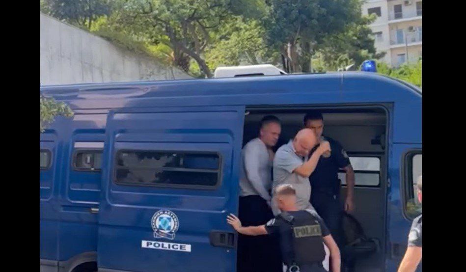 Судьи Апелляционного суда в Афинах вынесли решение об экстрадиции Плахотнюка в Молдову Теперь министерства юстиции Греции и Республики Молдова займутся техническими и логистическими процедурами необходимыми в подобных случаях Предположительно максимум времени доставки Георгиевича в Молдову составит около недели Его адвокат Лучиан Рогак сообщил что Плахотнюк по возвращении намерен защищаться в молдавских судах и давать объяснения по делу возбужденному против него