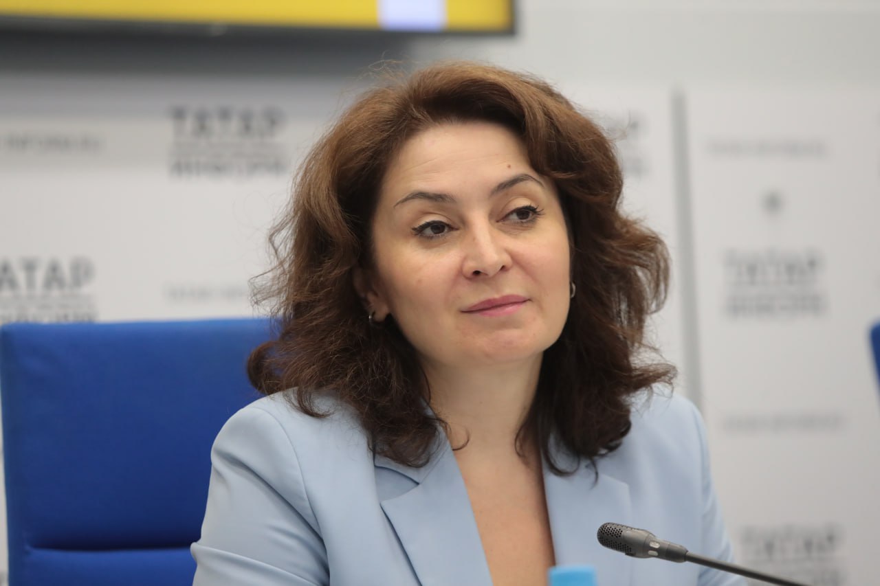 Лейла Фазлеева назвала города РТ которые могут получить статус города трудовой доблести В Татарстане есть несколько городов которые будут представлены конкурсной комиссии отвечающей за присвоение статуса города трудовой доблести Об этом на брифинге в Кабинете министров республики сообщила вице премьер РТ Лейла Фазлеева Ведётся работа по Кукмору Чистополю Елабуге и Бугульме Это огромный объем документации который представляется конкурсной комиссии Учитывая заслуги боевой и тыловой опыт накопленный этими городами хочется чтобы звание было присвоено подчеркнула она По словам Фазлеевой в первую очередь речь идет о Кукморе и Чистополе В Кукмор были эвакуированы множество гражданских лиц Кроме того город поставлял одежду на фронт Чистополь стал местом для эвакуации интеллигенции пояснила вице премьер На сегодняшний день в Татарстане имеются два города трудовой доблести это Казань и Зеленодольск iatatarinform tatarinform