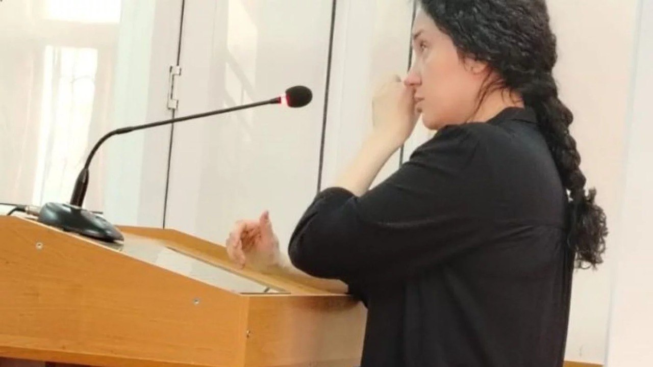 Дело о заказном убийстве в Уральске: для обвиняемой попросили домашний арест и распустили присяжных Судебный процесс над Эльвирой Еркебаевой реплай , обвинённой в заказном убийстве мужа, встал на паузу из-за роспуска присяжных заседателей. Образовавшейся тишиной воспользовались правозащитники — они сделали несколько заявлений. Глава фонда «НеМолчи» Дина Тансари и адвокат подсудимой Тамара Сарсенова направят письмо в Верховный суд, чтобы перевести судебный процесс над Эльвирой Еркебаевой в формат онлайн-трансляции. Так было с делом экс-министра экономики Куандыка Бишимбаева в 2024 году, а сейчас в таком формате рассматривают дело об убийстве Шерзата Полата. Правозащитники также просят выпустить Еркебаеву из-под стражи под домашний арест. «Эльвира не виновата. Невинный человек 455 дней находится в тюрьме в подавленном состоянии. Ей нужен психолог, домашний покой. Мы настаиваем, чтобы в отношении неё изменили меру пресечения. Мы просим прокуратуру и Верховный суд рассмотреть наше заявление и поддержать его. Мы просим поддержки казахстанцев — без неё сложно достучаться до властей», — сказала Дина Тансари на пресс-конференции. Она сообщила, что фонд «НеМолчи» обратился к спецдокладчикам ООН и в Human Rights Research. Пойнты материала: — В чём суть дела Еркебаевой. — Что известно о муже Еркебаевой и их совместной жизни. — Что с судом. Читайте статью в телеграм-канале «Орды». • Фото: «Уральская неделя».
