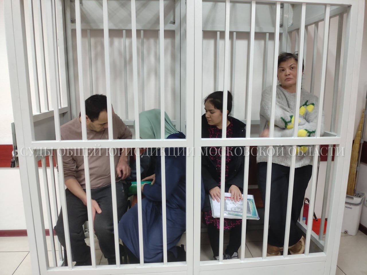 В Щёлково вынесли приговоры участникам уголовного дела о купле продаже новорожденного В декабре беременная 30 летняя уроженка Туркменистана договорилась с супругами о продаже ребенка Муж с женой очень хотели малыша но не могли иметь детей Роженица попросила за ребенка 13 тыс рублей и новые сапоги В роддоме супругам помогла акушерка частной клиники за 150 тысяч рублей В итоге все документы оформили и новорожденный мальчик оказался в семье Но уже через пару недель всех участников нашли и забрали в полицию Акушерка и настоящая мать ребенка получили по 4 года колонии строгого режима а супруги по 4 5 года колонии Подписаться Прислать новость