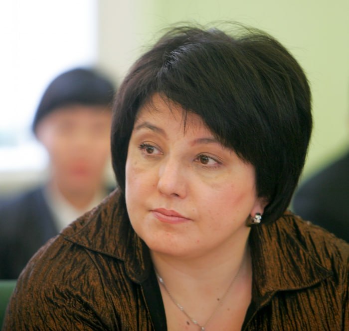 Ушла из жизни депутат Народного Хурала четырех созывов Лариса Крутиян В республиканском парламенте сообщили что на 57 м году жизни после продолжительной болезни скончалась Лариса Крутиян депутат Народного Хурала Республики Бурятия четырех созывов экс директор ОАО Бурятмясопром Лариса Николаевна родилась 19 октября 1969 года в Улан Удэ Высшее образование получила в Томском государственном университете Прошла путь от службы в гарнизонном суде до генерального директора крупного предприятия ОАО Бурятмясопром Впервые Крутиян была избрана депутатом в 2006 году и впоследствии представляла 13 й одномандатный округ Улан Удэ в Народном Хурале нескольких созывов возглавляла в парламенте фракцию Единой России Редакция Новой Бурятии присоединяется к соболезнованиям родных близких коллег Ларисы Николаевны Крутиян Фото Зорикто Дагбаев