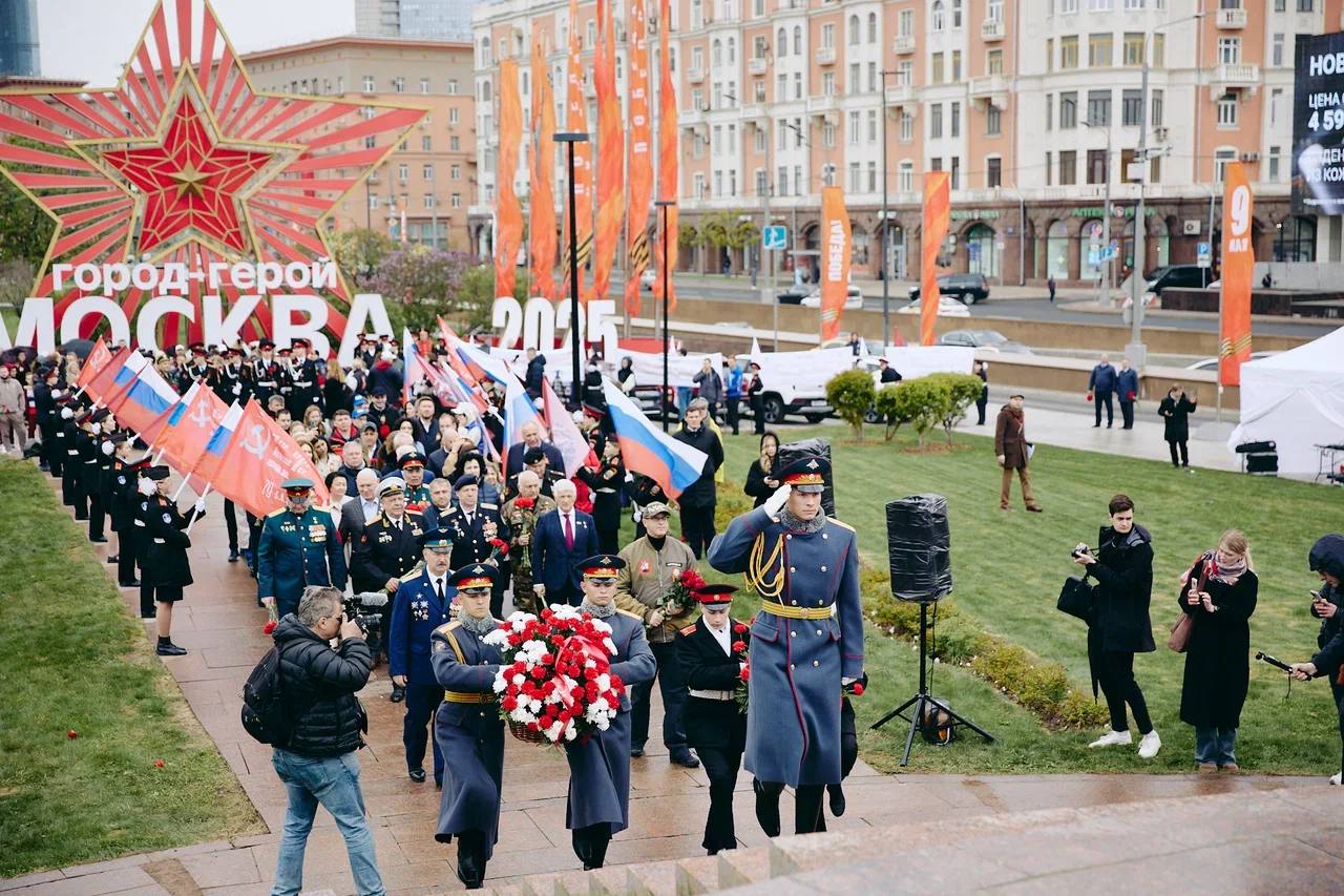 Стартовал масштабный автопробег проекта «Города-герои — города Героев» Колонны автомобилей «Москвич» сегодня отправились из Москвы в города-герои России и Беларуси. Перед стартом активисты проекта «Город Героев Москва» приняли участие в возложении цветов у обелиска «Москва — город-герой».