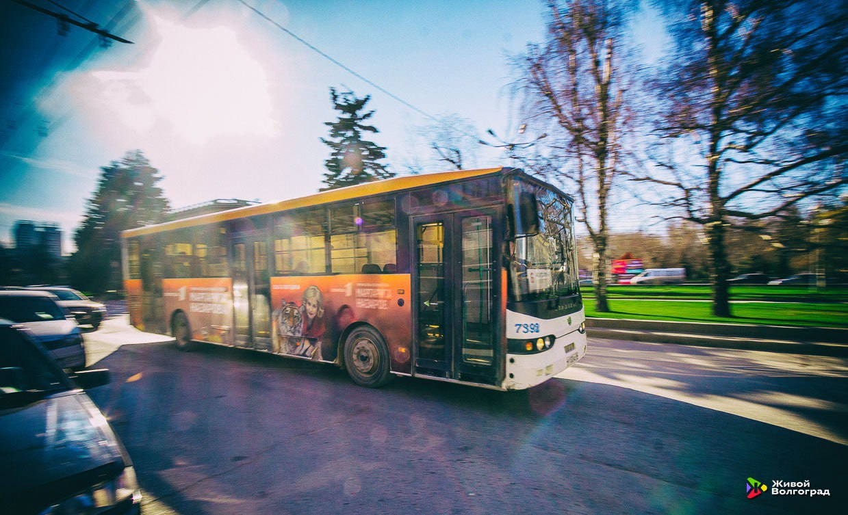 С 1 сентября изменится маршрут автобуса 68 Теперь автобус будет курсировать в границах Пос Водстрой Пос ГЭС а на линии выйдут дополнительные единицы транспорта Маршрут продлевается до поселка ГЭС включая новые улицы Героев Тулы Асфальтовая Академика Бардина Остравская и Героев Шипки Конечная остановка Инструментальный завод находится в пешей доступности от новой школы 121 которая начнет работу 1 сентября На линии добавляют 10 автобусов среднего и большого класса они будут курсировать с 5 30 до 23 30 в часы пик с интервалом около 15 минут Подробное расписание доступно на сайте МУП Метроэлектротранс Напомним что в марте этого года маршрут 68 начал обслуживать муниципальный перевозчик после того как прежний коммерческий оператор прекратил работу