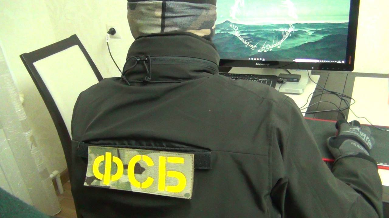 Следственный отдел ФСБ России в Дагестане возбудил уголовное дело против россиянина за участие в террористической организации Установлено что мужчина будучи сторонником сепаратистских идей и противником присоединения Крыма и проведения спецоперации добровольно вступил в запрещенный батальон Имам Шамиль на Украине в феврале 2022 года До сих пор он принимает участие в боях против российских сил Ранее в ноябре 2023 го ему предъявили обвинение в госизмене ГТРК Дагестан www gtrkdagestan ru RUTUBE SMOTRIM