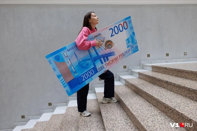 На Дальнем Востоке народ все больше хочет работать на заводах и фабриках Люди готовы сменить профессию чтобы получать стабильную зарплату а работодатели готовы платить больше Самые высокооплачиваемые вакансии сейчас в Приморском крае 21 предложений и Хабаровском крае 25 Там нужны машинисты электромонтажники сварщики и инженеры Средняя зарплата на Дальнем Востоке в ноябре 2025 года поднялась до 158 7 тысячи рублей Больше всего платят на Чукотке 217 тысяч рублей в Магадане и Якутии 182 тысячи рублей в Хабаровском крае 139 8 тысячи рублей в Приморье 115 4 тысячи рублей Подробнее рассказали в материале Подписаться