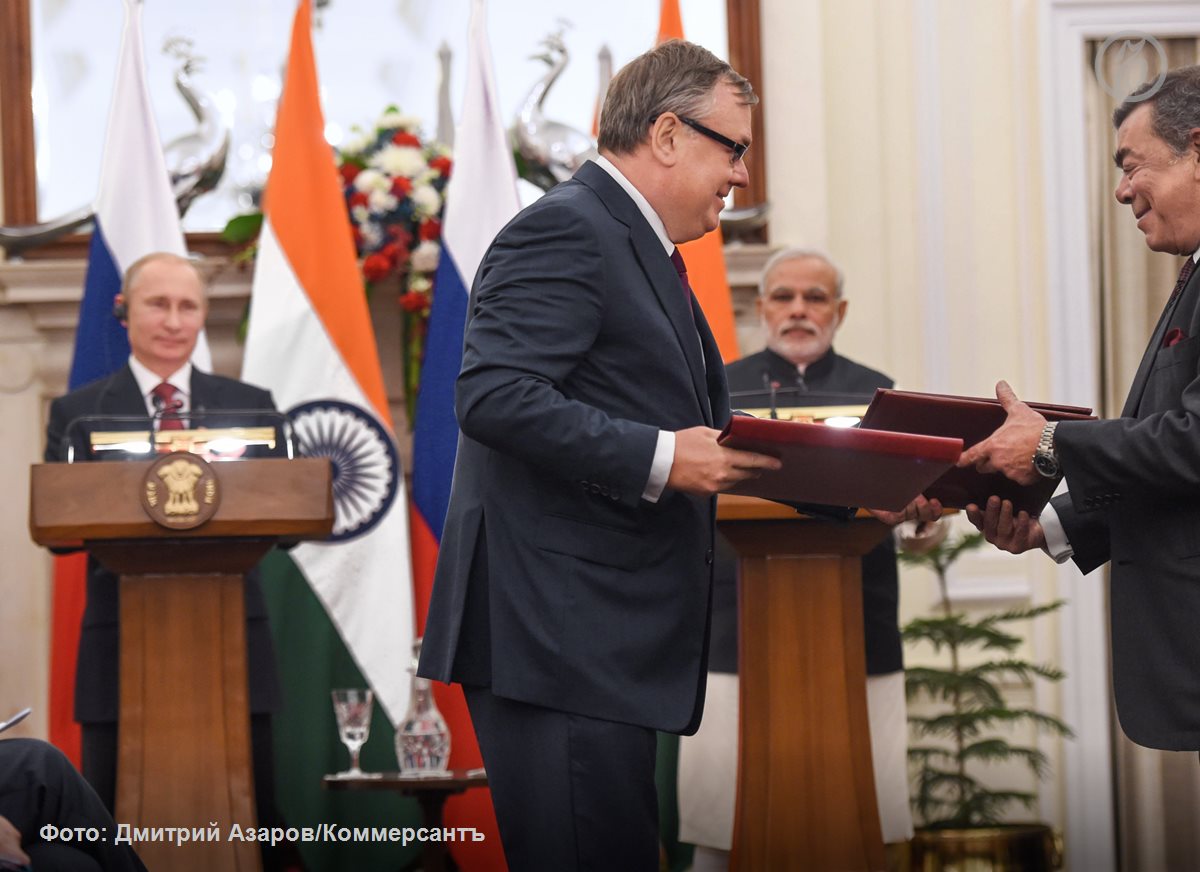 Глава ВТБ Андрей Костин предложил схему расчетов за российскую нефть с Индией направленную на решение проблемы накопления неконвертируемых рупий стало известно Ъ Согласно плану платежи будут проводиться через уполномоченные банки включая ВТБ Индия с последующей конвертацией рупий в юани через замкнутый контур с участием ВТБ Шанхай Это позволит с одной стороны упростить расчеты а с другой решить проблему накопленных в стране рупий вырученных от продажи российских энергоресурсов Реализация идеи потребует согласия Индии и вряд ли позволит полностью устранить торговый дисбаланс который оценивается в 59 6 млрд отмечают аналитики Ъузнал