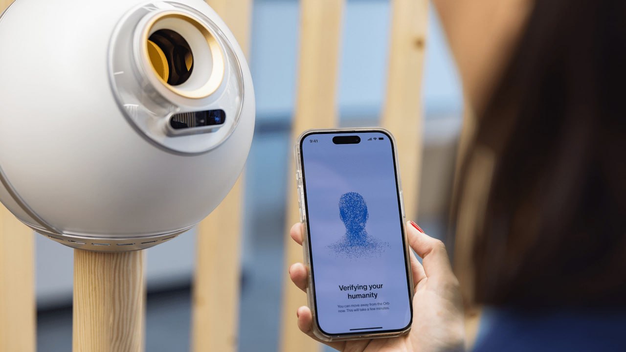 Соц сети по карточкам Face ID По данным Forbes OpenAI разрабатывает социальную сеть с авторизацией по биометрии Таким радикальным образом хотят решить проблему с анонимными ботами Верификацию можно будет проходить либо по Face ID для пользователей IPhone либо через сканирование радужки специальным устройством World Orb которые создаёт другой стартап Сэма Альтмана
