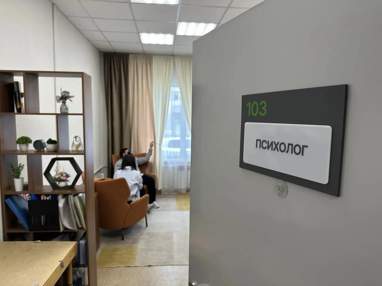 С начала года 156 ветеранов СВО обратились к психологу фонда Защитники Отечества   Фонд Защитники Отечества совершенствует работу по оказанию психолого психотерапевтической помощи ветеранам СВО и их близким В прошлом году в сахалинский филиал фонда за психологической помощью обратилось более 400 ветеранов и их близких В этом году штатный психолог провёл уже 156 консультаций Психологическая поддержка это одна из ключевых составляющих помощи ветеранам специальной военной операции и их близким Важно чтобы человек и его семья не оставались наедине со своими переживаниями и понимали что им помогут Именно поэтому фонд выстраивает систему психологической поддержки так чтобы она была доступна каждому сказала статс секретарь заместитель Министра обороны РФ председатель фонда Защитники Отечества Анна Цивилева   Все социальные координаторы фонда имеют базовые знания психологии Если они видят что человеку нужна помощь специалиста они направляют ветерана на приём к психологу По поручению Президента России фонд также подключил к работе специалистов из немедицинских организаций Федеральный координационный центр при Московском государственном психолого педагогическом университете сформировал реестр из 480 квалифицированных специалистов Они работают в центрах психолого педагогической и медицинской специальной помощи по всей стране Помощь оказали уже 125 ветеранам   Фонд поддерживает различные практики в области психологической реабилитации защитников такие как канистерапия взаимодействие с собаками и ипповенция взаимодействие с лошадьми Общение с животными крайне положительно влияет на состояние ветеранов СВО и их близких помогает быстрее восстановиться Так сотрудники сахалинского фонда организовывали экскурсии для семей ветеранов СВО в местный конный клуб Золотой Мустанг А недавно ветераны и их семьи посетили ферму Айна тур с ездовыми собаками Кроме того фонд Защитники Отечества и команда Героя Труда России доктора Дениса Проценко запустили проект СВОИРОДНЫЕ РФ Он направлен на психологическую и социальную помощь ветеранам СВО и их близким