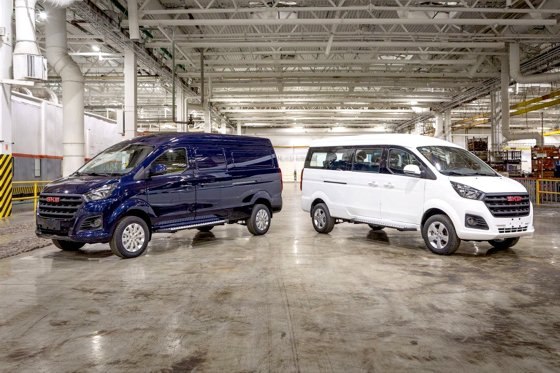 АвтоВАЗ сертифицирует автомобили под брендом SKM В настоящее время ведется сертификация коммерческих моделей рассказал ТАСС глава АвтоВАЗа Максим Соколов Мы подтверждаем свою готовность вместе с нашими партнерами но выпускать этот продукт будем естественно по мере готовности сертификации чтобы все органы контролирующие надзорные и главное мы как ответственные производители были уверены в его соответствии всем требованиям сказал Соколов Бренд SKM должен был стартовать на рынке осенью но можно предположить что АвтоВАЗ сместит сроки выхода Косвенно на это намекнул президент АвтоВАЗа Сколов По его словам рынок в текущей стадии не благоволит запуску новых проектов О бренде SKM АвтоВАЗ рассказал весной 2025 года Были представлены фургон и минивэн построенные на агрегатах моделей китайской марки SRM Фото Пресс служба АвтоВАЗа