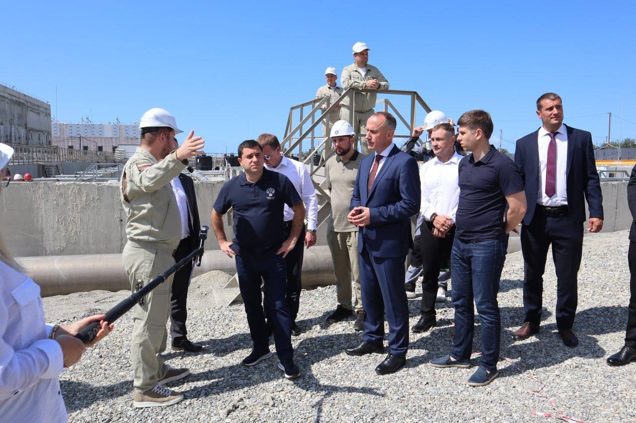 Сегодня вместе с заместителем министра строительства России Никитой Стасишиным и вице-губернатором Краснодарского края Евгением Пергуном провели объезд инфраструктурных объектов Геленджика. Строительство новых очистных сооружений в районе Голубой Бухты ― один из самых значимых проектов для города. Максимальная производительность комплекса будет составлять 50 тысяч кубометров в сутки. Уже завершено более 90% работ: построен глубоководный выпуск протяжённостью 1734 метра, сбросной коллектор – 1943 метра, поставлено и смонтировано 90% оборудования. Сейчас на объекте проводятся индивидуальные испытания. Реализация проекта обеспечит полную очистку сточных вод и снизит нагрузку на существующие очистные сооружения. В администрации обсудили подготовку к реализации проекта централизованной ливневой канализации. Сейчас идёт комплексная работа над технической и проектной документацией. Вопрос непростой, требует точной проработки — как по инженерным решениям, так и по согласованиям. Благодарю федеральное и региональное руководство за внимание к Геленджику. Такие проекты основа для будущего города.