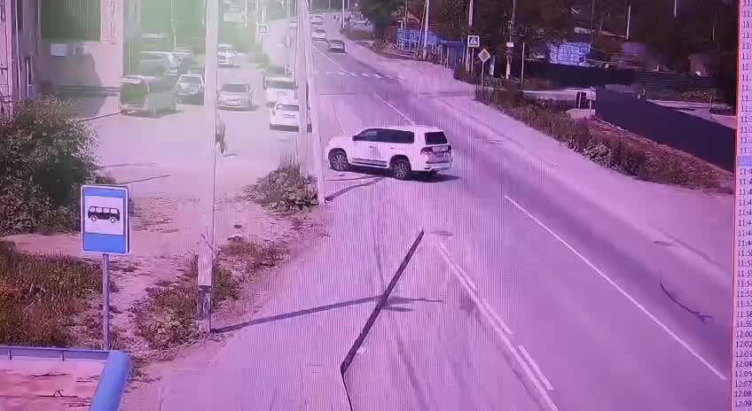 В Углегорске водитель Toyota сбил пенсионерку во дворе