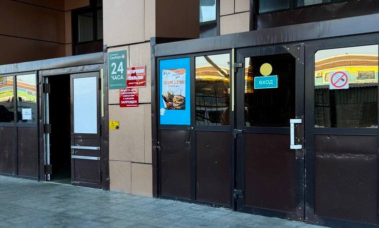 В Комсомольске на Амуре прокуратура помогла местной жительнице получившей травму взыскать 250 тыс рублей В августе 2024 года 62 летняя жительница Комсомольска на Амуре находилась в торговом зале где зацепилась за трубу используемую для защиты оборудования от колес и тележек и упала Женщина получила перелом плечевой кости ей потребовалась медицинская помощь и длительное лечение более трех месяцев она находилась на больничном Не добившись от владельца торгового объекта возмещения морального вреда в добровольном порядке пострадавшая обратилась в прокуратуру Комсомольска на Амуре Поскольку в силу закона на предприятиях торговли должны обеспечиваться безопасность жизни и здоровья покупателей прокурор обратился в суд с исковым заявлением о взыскании с торговой точки компенсации причиненного заявительнице морального вреда В ходе рассмотрения гражданского дела между ответчиком и пострадавшей заключено мировое соглашение в рамках которого женщина получила 250 тыс рублей Прокуратура Хабаровского края