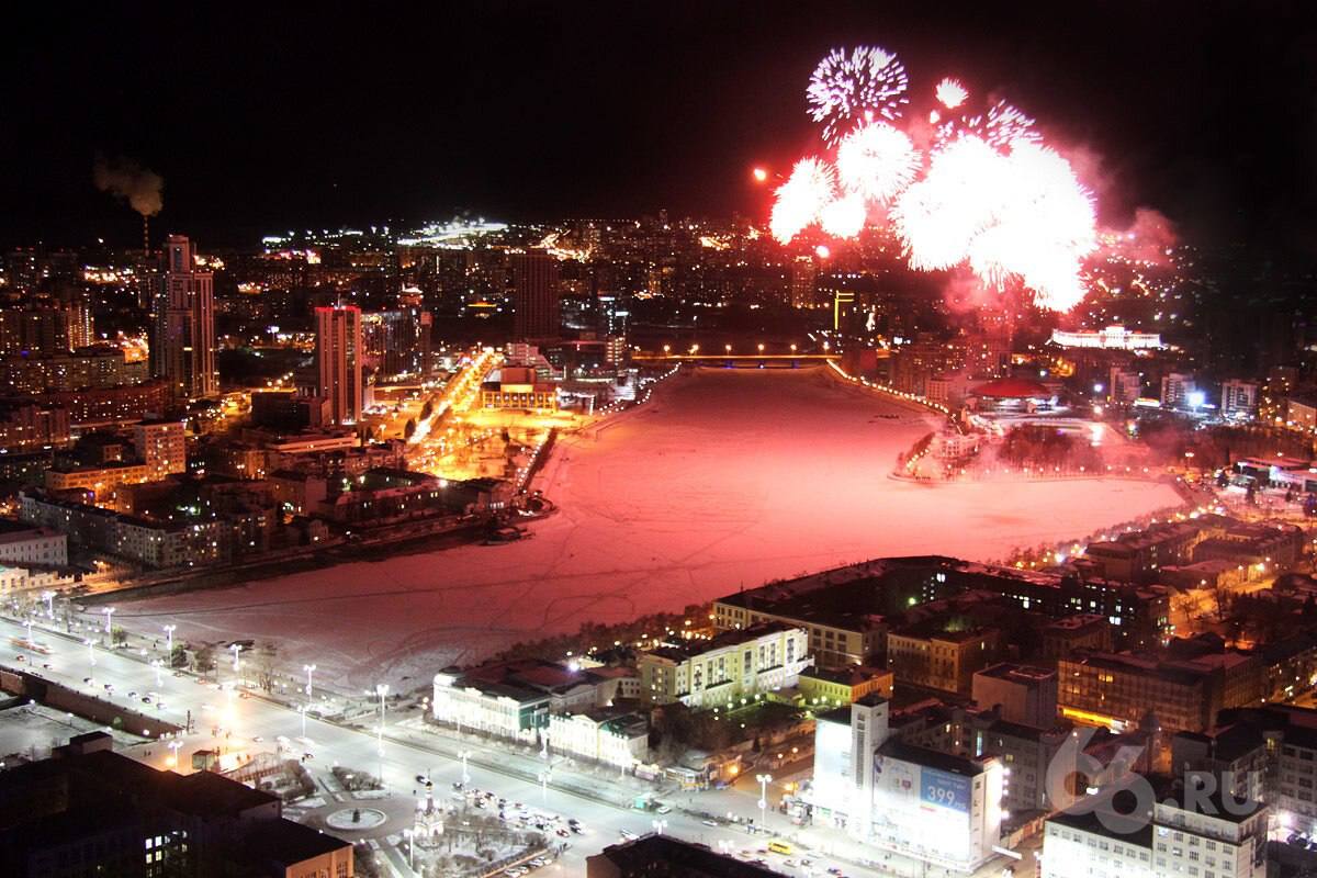 Новогодний салют отменили в Екатеринбурге Это уже четвертый год подряд когда мэрия решает обойтись без фейерверка Мы уже давненько не используем пиротехнические изделия непосредственно в Новый год На сегодняшний день мы этого не планируем И одна из причин заключается в том что жители Екатеринбурга сами это делают рассказал директор департамента культуры Илья Марков В 2023 году глава Екатеринбурга Алексей Орлов запретил новогодние фейерверки Он заявил что это лично его позиция но есть и рекомендации федеральных органов власти   Новости из Екатеринбурга