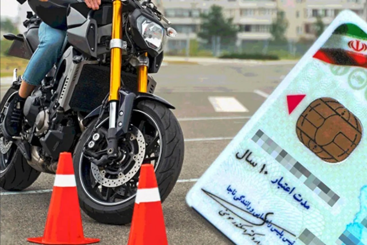 Иранским женщинам разрешили водить мотоциклы Ilna Женщины в Иране теперь могут официально получить права на управление мотоциклом что положило конец многолетней правовой неопределённости в отношении двухколёсного транспорта Первый вице президент Ирана Мохаммад Реза Ареф подписал постановление направленное на уточнение правил дорожного движения которое было одобрено кабинетом министров в конце января Ранее закон прямо не запрещал женщинам ездить на мотоциклах и скутерах но на практике власти отказывались выдавать права При этом из за правовой неопределённости женщины несли юридическую ответственность за аварии с мотоциклами даже если были их жертвами Постановление обязывает дорожную полицию проводить практическое обучение для женщин кандидатов организовывать экзамен под непосредственным контролем полиции и выдавать женщинам водительские права на управление мотоциклом пишет издание Ранее заместитель председателя Совета по делам женщин и семьи Бехруз Азар отметила что постановление состоит из двух частей в первой описывается метод обучения согласно которому в процессе обучения должны участвовать женщины инструкторы и женщины офицеры а вторая часть обращается к уполномоченным органам с предложением поддержать разработать электрических мотоциклов соответствующих стандартам и обеспечить надлежащее защитное снаряжение для граждан желающих получить водительские права на управление мотоциклом