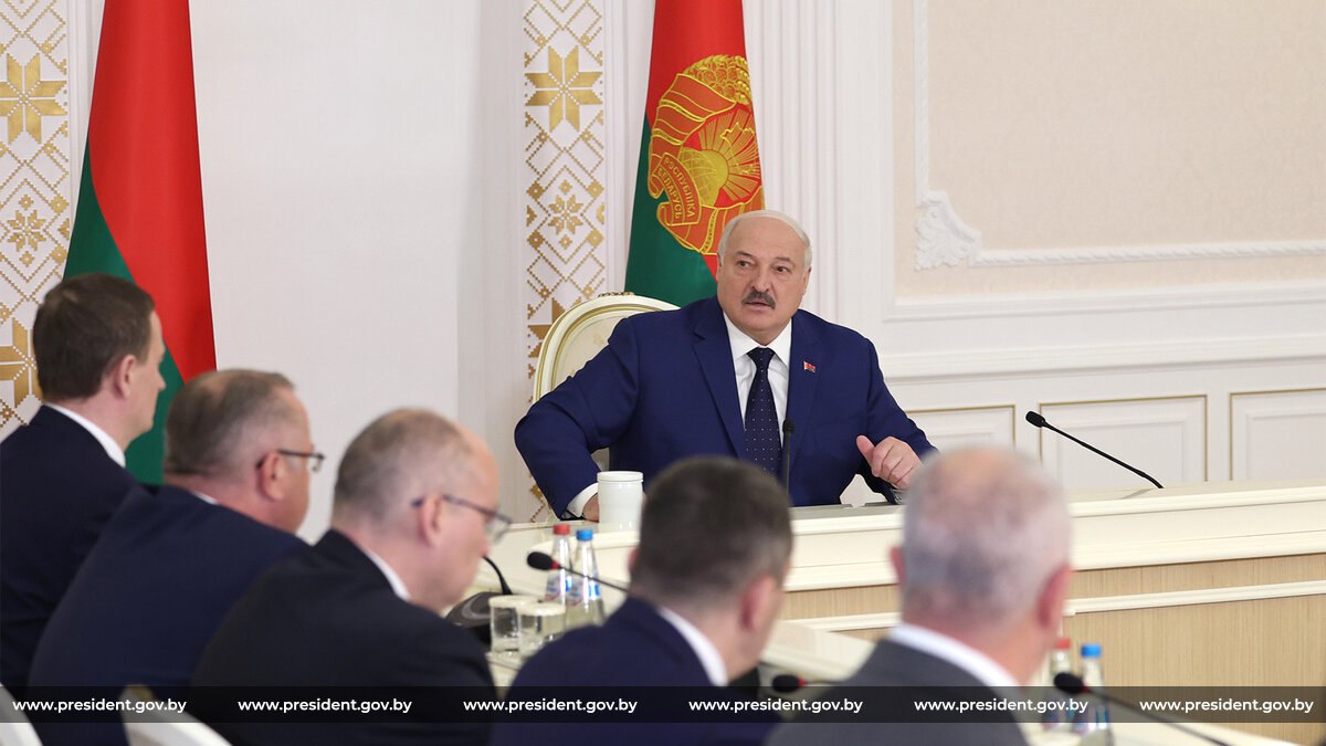 Президент провел совещание по вопросам обращения с отходами и использования вторичных материальных ресурсов Вторичные ресурсы – это резерв для роста экономики, подчеркнул Глава государства и напомнил, что 11 лет назад эта тема уже обсуждалась в таком же составе. С тех пор было принято много программ и мероприятий, вложены бюджетные ресурсы. Подошло время комплексно проанализировать работу Правительства и исполкомов в этой сфере. Президент поставил вопросы о: слабом извлечении вторичных материальных ресурсов и порождении импорта; работе на упреждение и экономике замкнутого цикла; работе оператора вторичных материальных ресурсов; системе депозитно-залогового оборота стеклянной и пластиковой тары; производстве из мусора RDF-топлива; экологических нормах и требованиях. Все детали совещания читайте тут.