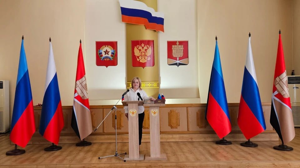 В ЛНР вступила в должность новая глава Алчевска В Алчевске прошла церемония вступления в должность главы городского округа. Светлана Гребенькова торжественно принесла присягу на верность жителям Алчевска и соблюдению законов Луганской Народной Республики. Накануне кандидатуру нового главы единогласно поддержали депутаты Совета городского округа. На церемонии присутствовала первый замруководителя Администрации Главы ЛНР Анна Рослякова. Она отметила, что новая глава города имеет достаточно опыта и профессионализма, чтобы эффективно работать на благо Алчевска и решать его проблемы. Она заверила, что справится с поставленными задачами поможет команда профессионалов.
