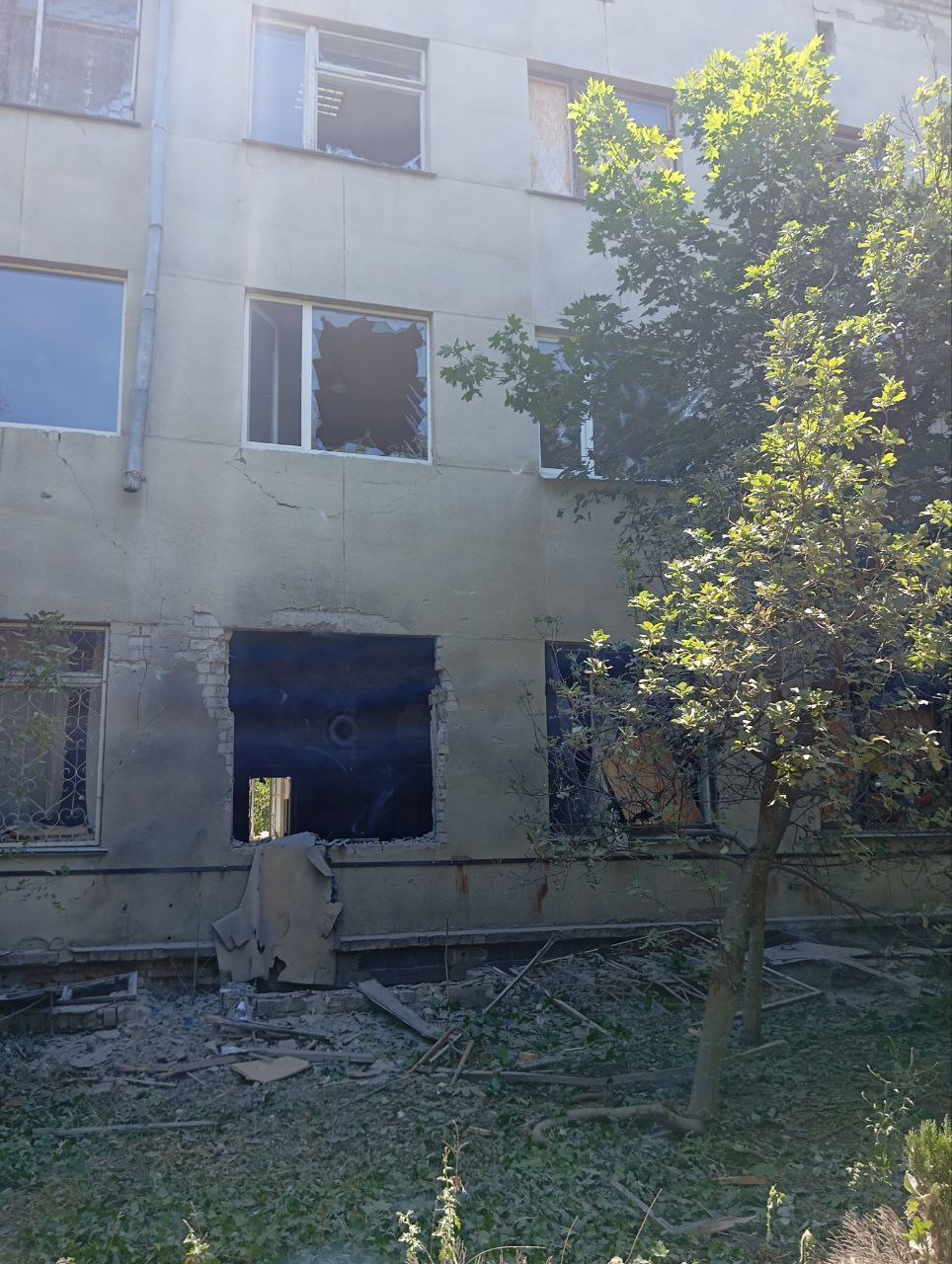 ВСУ обстреляли поликлинику в Новой Каховке. Здание практически уничтожено.