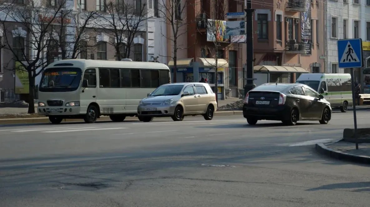 ⏺ В Хабаровске повысится цена за проезд на восьми автобусных маршрутах Несколько коммерческих перевозчиков Хабаровска объявили о предстоящем повышении цен на проезд в автобусах. С 29 апреля по 1 мая стоимость билетов вырастет до 60 рублей сразу на нескольких маршрутах. Повышение цен ждёт следующие маршруты: №№ 8-1, 17-1, 35, 49, 7, 16-1, 8 и 46. Сейчас билет на этих линиях стоит 50 рублей.