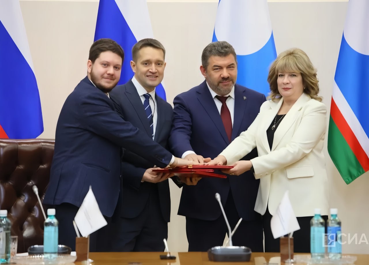 В ЯКУТИИ СОЗДАДУТ НОВУЮ ПЛОЩАДКУ ДЛЯ ПОДГОТОВКИ ГЕОЛОГОВ И ГОРНЫХ ИНЖЕНЕРОВ В Якутии запускают расширенную систему подготовки кадров для геологоразведки и горнодобывающих компаний в рамках федерального проекта Геология Возрождение легенды Об этом сообщил министр промышленности и геологии республики Максим Терещенко На II Дальневосточном форуме недропользования заключен ряд соглашений между учебными заведениями научными институтами и промышленными компаниями Минпромгеологии Якутии с институтом имени Карпинского Северо Восточный федеральный университет с Нордголдом Якутский промышленный техникум с Сахатранснефтегазом Особое внимание уделяется профориентации соглашения заключены с техническим колледжем движением Профессионалы и гимназией где уже работает геолого образовательный центр Также подписано соглашение о программе раннего знакомства детей с профессиями отрасли с детским садом Региональное министерство предложило создать в Якутске интегрированный геологический образовательный кластер единую систему которая объединит подготовку рабочих техников бакалавров и исследователей для горнодобывающей отрасли Нефтяная и горная промышленность