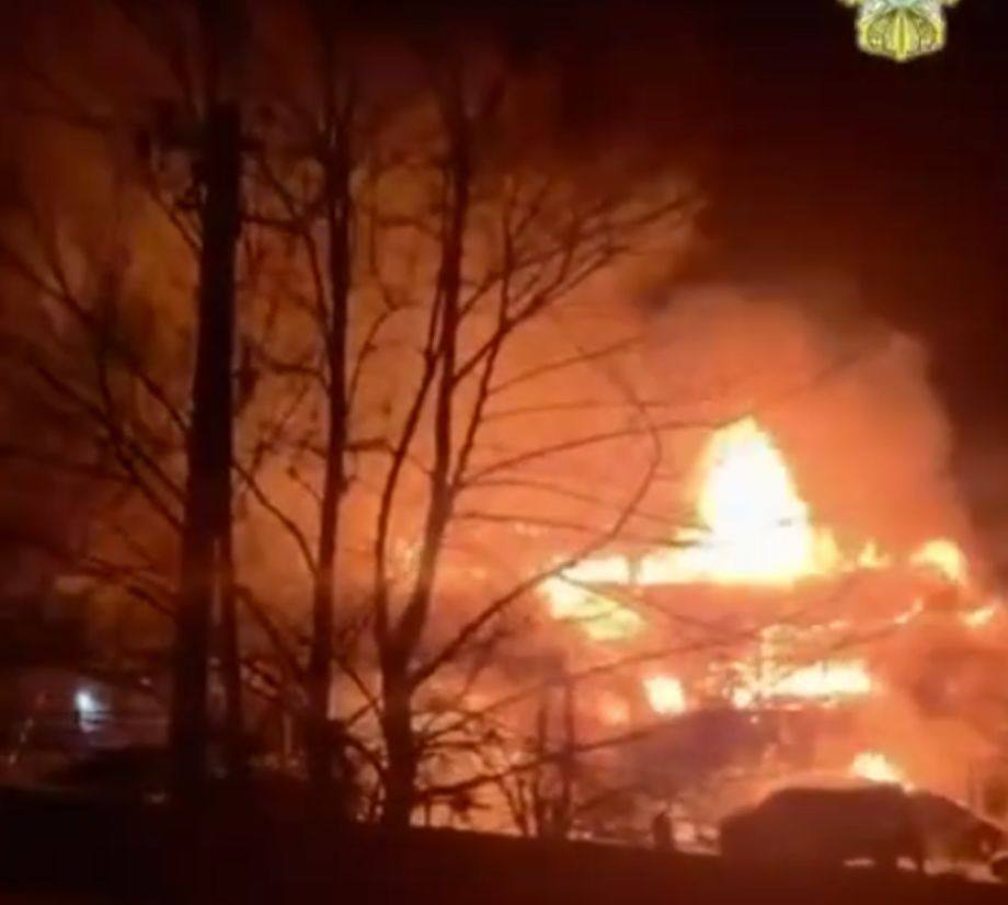 Эвакуировали людей семья из Приморья осталась без крыши над головой из за пожара Утром 24 января 2026 года в селе Новицкое произошёл серьёзный пожар загорелся двухквартирный жилой дом Огонь быстро распространился охватив площадь около 200 квадратных метров Из здания были эвакуированы три человека в том числе 9 летний ребёнок Площадь пожара составила около 200 кв м В настоящее время дознаватели устанавливают причины возгорания Администрация района приняла меры по обеспечению пострадавших граждан временным жильём PRIMPRESS в MAX ДЗЕН ЧАТ БОТ