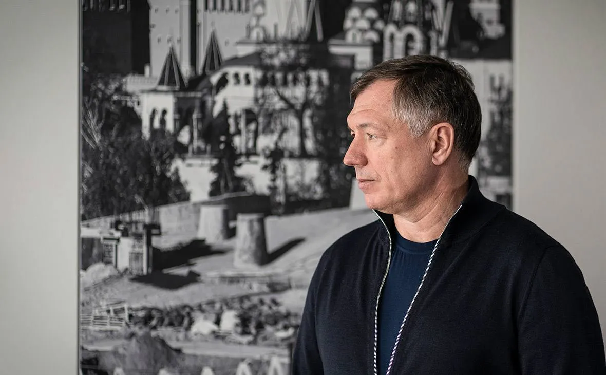 Хуснуллин заявил о катастрофической нехватке трудовых ресурсов в стройке  В строительной отрасли наблюдается катастрофический дефицит кадров заявил вице премьер Марат Хуснуллин на заседании коллегии Минстроя На первый план у нас выходит рост производительности труда У нас катастрофически не хватает трудовых ресурсов Поэтому мы должны поднять производительность на 22 Это крайне непростая задача заявил Марат Хуснуллин  Повышать производительность планируют за счет цифровизации внедрения ИИ сокращения инвестиционно строительного цикла и сроков строительства Фото Михаил Гребенщиков РБК Читать РБК Недвижимость в Telegram VK Канал РБК в MAX
