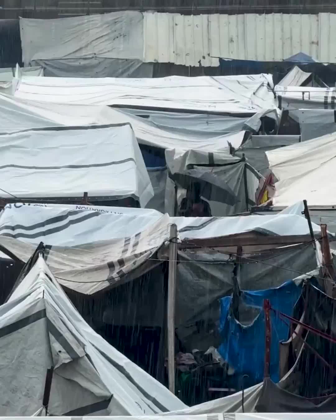 Штормовые дожди в Газе затопили палаточные лагеря для вынужденных переселенцев