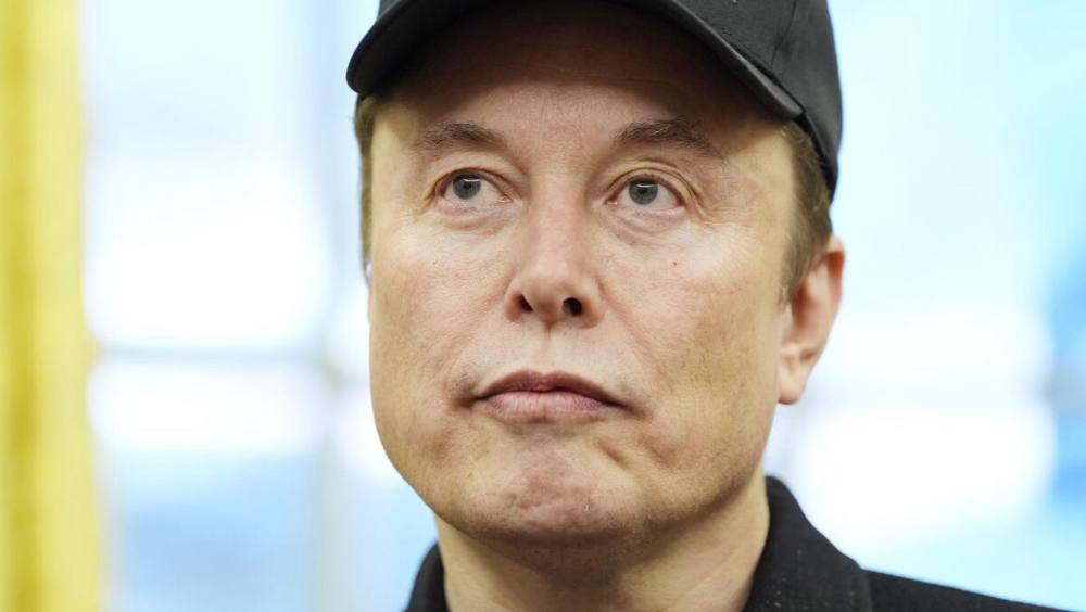 Илон Маск пообещал оплатить услуги адвоката тем кто даст показания о списке клиентов Джеффри Эпштейна и столкнётся с юридическим преследованием Я оплачу защиту любому кто расскажет правду об этом и из за этого попадет под иск написал Маск Бизнесмен прокомментировал пост блогера в соцсети X указавшего на то что если жертвы Эпштейна боятся судебного преследования им стоило бы давно передать имена обидчиков конгрессменам а не запускать очередную публичную кампанию Перед Супербоулом 2026 группа жертв Эпштейна выпустила ролик с требованием опубликовать оставшиеся секретные документы Выпуск приурочили к слушаниям в Конгрессе где в понедельник законодатели должны получить доступ к нередактированным документам по делу