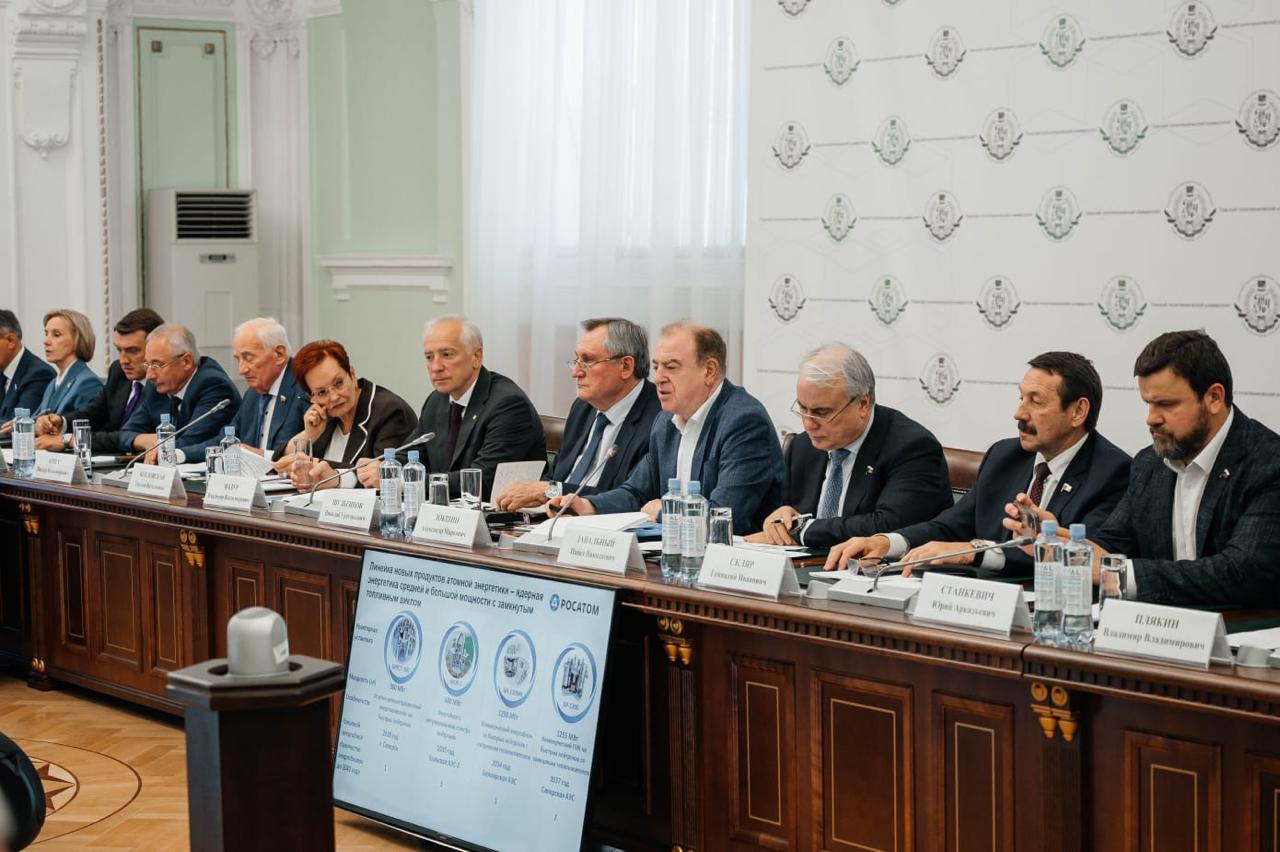 Проект «Прорыв» позволит перейти на новую ступень развития российской ядерной энергетики за счет перехода на замкнутый ядерный топливный цикл. Об этом говорили на «круглом столе» Комитета Госдумы по энергетике «О развитии перспективных ядерных технологий в Российской Федерации», прошедшем сегодня в Томске Доля атомной генерации в России к 2045 году должна достичь 25%. До 2042 года планируется строительство 38 новых энергоблоков суммарной мощностью порядка 29 ГВт. Развитие атомной энергетики невозможно без применения новых подходов, так как наращивание этого типа генерации требует увеличения добычи уранового сырья, также ставит вопрос последующего обращения с отработавшим ядерным топливом. Решить эти вопросы возможно за счет перехода на замкнутый ядерный топливный цикл на базе реакторов на быстрых нейтронах. Именно на это нацелен проект «Прорыв», - заявил председатель Комитета Николай Шульгинов. Такие системы нигде в мире ещё не реализованы. Россия может стать первопроходцем в этой области и получить к 2030 году референтную технологию. Научный руководитель проектного направления «Прорыв» Евгений Адамов отметил, что при создании промышленных энергокомплексов, реализующих замыкание ядерного топливного цикла на базе реакторов на быстрых нейтронах, принципиальными становятся не столько технологические, сколько экономические задачи. По его словам, крупномасштабная ядерная энергетика должна быть конкурентоспособной с генерацией на органическом топливе, а в перспективе и с возобновляемыми источниками энергии. Реализация проекта «Прорыв» уже в следующем десятилетии позволит упрочить позиции России как лидера на рынке атомных технологий. По итогам круглого стола Правительству России будет предложено рассмотреть возможность заключения на специальных условиях договора предоставления мощности для энергоблока с РУ БРЕСТ-ОД-300; выделитьдополнительные бюджетные ассигнования, необходимые для создания референтных энергоблоков АЭС малой мощности, опытно-демонстрационного энергоблока на быстрых нейтронах со свинцовым теплоносителем БРЕСТ-ОД-300 и роботизированного модуля переработки, а также поддержать снятие запрета на проектирование прямоточных систем технического водоснабжения для ТЭС и АЭС.
