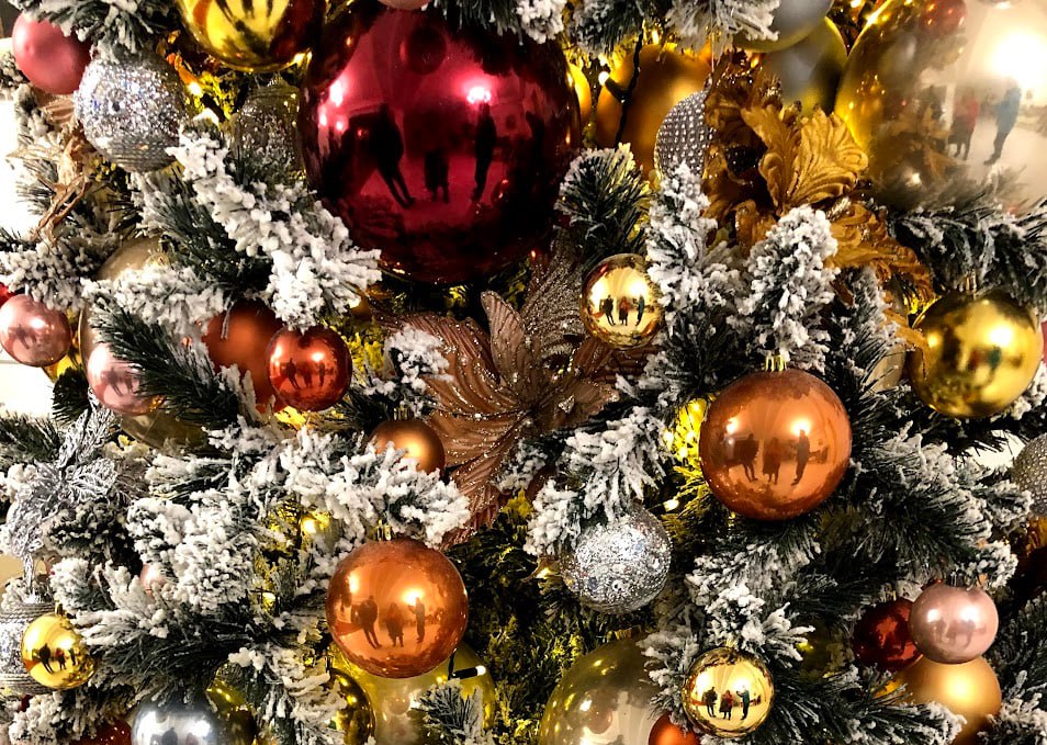 Губернатор пригласил на ёлку мальчика справившегося с лейкозом Мальчик победивший тяжелую болезнь попросил главу региона рассказать о его работе и буднях Вениамин Кондратьев пожелал ему здоровья и пригласил на традиционную губернаторскую новогоднюю ёлку Кубанские Новости Мы в MAX