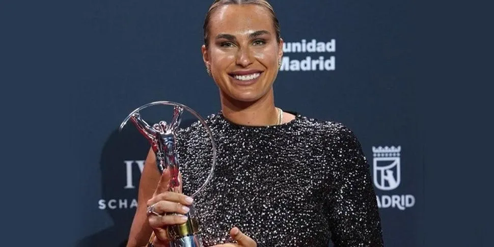 Теннисистку Арину Соболенко признали спортсменкой года на престижной премии Laureus 2026 в Мадриде Об этом сообщают СМИ и сама Арина в своем Instagram Вау спортсменка года Сейчас в спорте так много невероятных женщин для меня это очень много значит Честно говоря невероятно видеть свое имя рядом с именами спортсменок которыми я так долго восхищалась Спасибо laureussport за поддержку а также моей команде и моему жениху за то что вы всегда рядом Без вас всех я бы здесь не оказалась написала теннисистка в социальной сети спорт