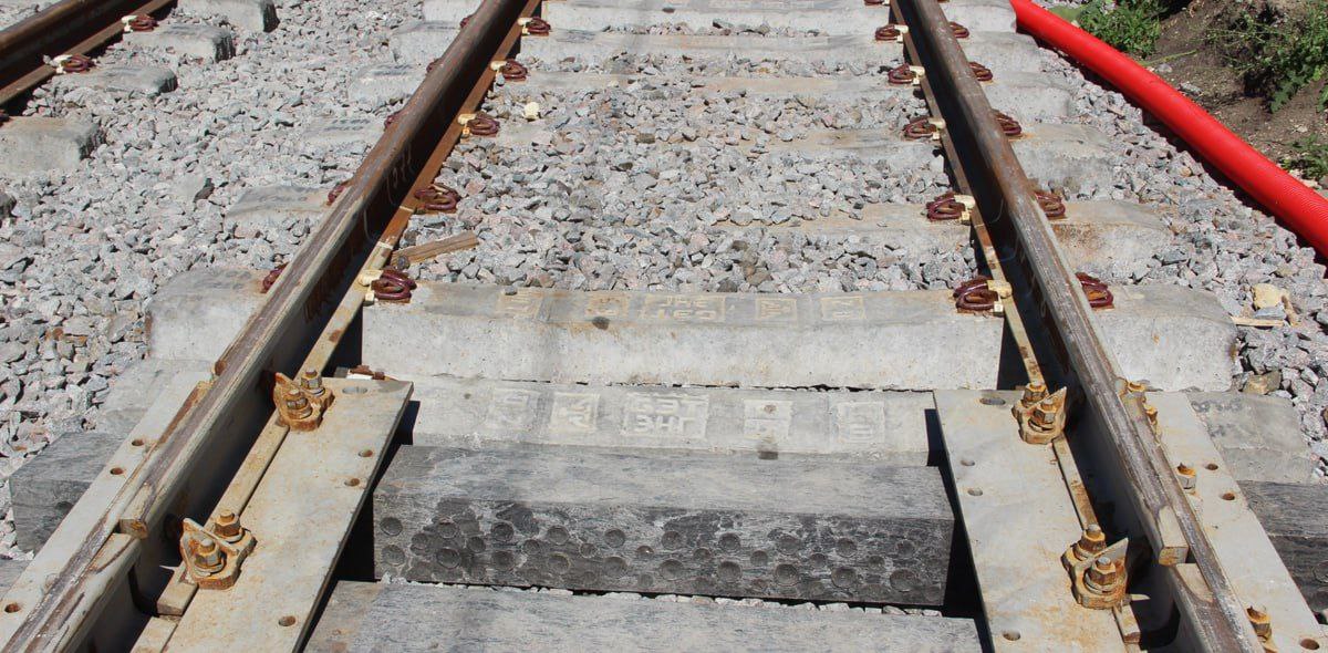 Скоростной трамвай Подрядчик на маршрутах 3 6 и 8 ООО СП ТрансТоннельСтрой задолжал 420 млн рублей за ущерб природе Росприроднадзор выявил серьезные нарушения у компании Как выяснилось строители в декларация занизили уровень опасности вывозимого грунта с IV класса опасности грунт загрязненный нефтепродуктами на V класс практически неопасные Кроме того СП ТрансТоннельСтрой заявил что отходы который образовались в ходе строительства переданы на утилизацию На самом же деле 38 700 тонн отходов остались на территории компании При это работы шли без программы производственного экологического контроля что тоже является нарушением Теперь в ситуации будет разбираться Следственный комитет Читать на сайте саратов саратовскаяобласть