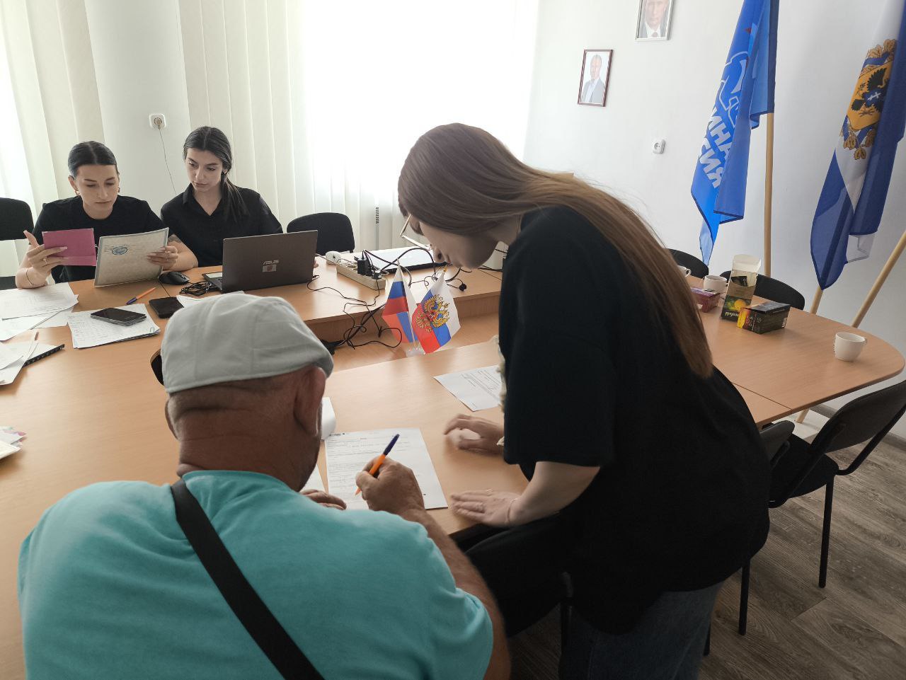 Выездной офис МФЦ принял более 40 жителей Рубановки в Великолепетихском округе, сообщил Владимир Сальдо По словам губернатора Херсонской области местные жители просили организовать выезд через мобильную приемную: пожилым сельчанам непросто ездить за документами в районный центр. "Сотрудники МФЦ помогли оформить недвижимость, СНИЛС, ИНН и ОМС свыше 40 человек. Для многих это настоящая экономия сил и времени", - отметил Владимир Сальдо. Радио Таврия - подписаться