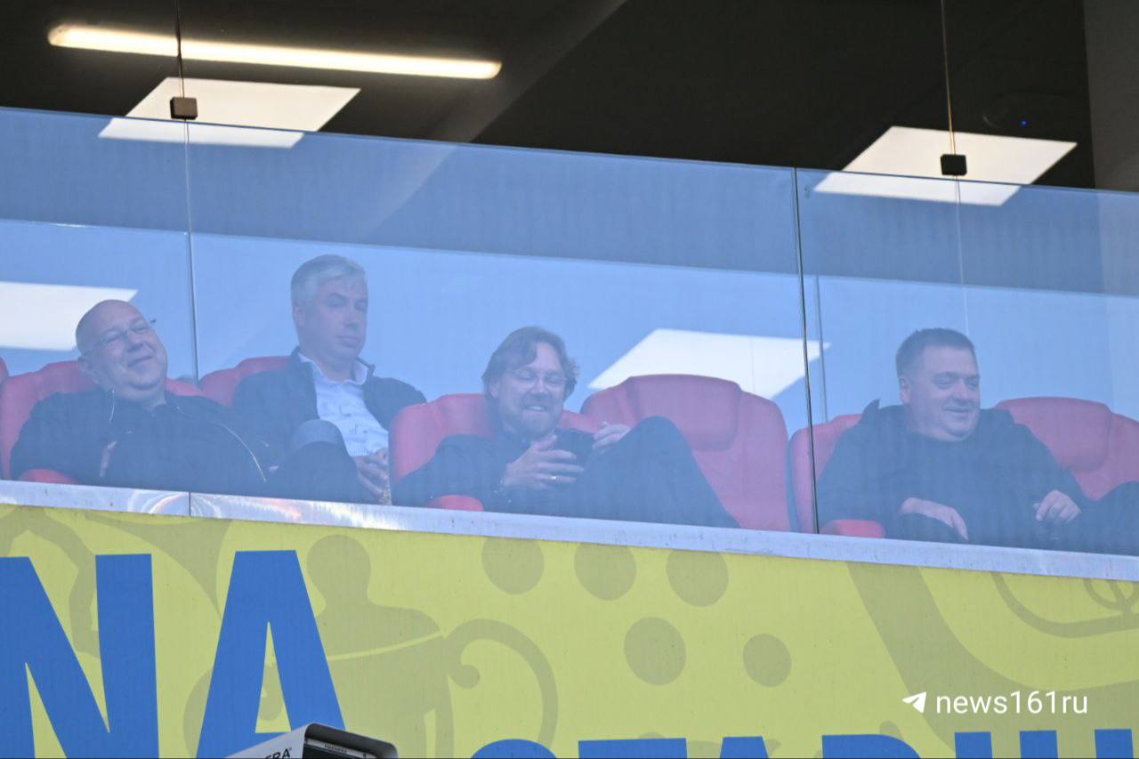 На матче «Ростова» против «Зенита» засветились легенды Ростова но это не точно На вип-трибуне среди зрителей были замечены: — бывший главный тренер «Ростова» Валерий Карпин, — экс-сити-менеджер Алексей Логвиненко — впервые на публике после увольнения. Соскучились? — Да — Нет MDK Ростов Прислать новость