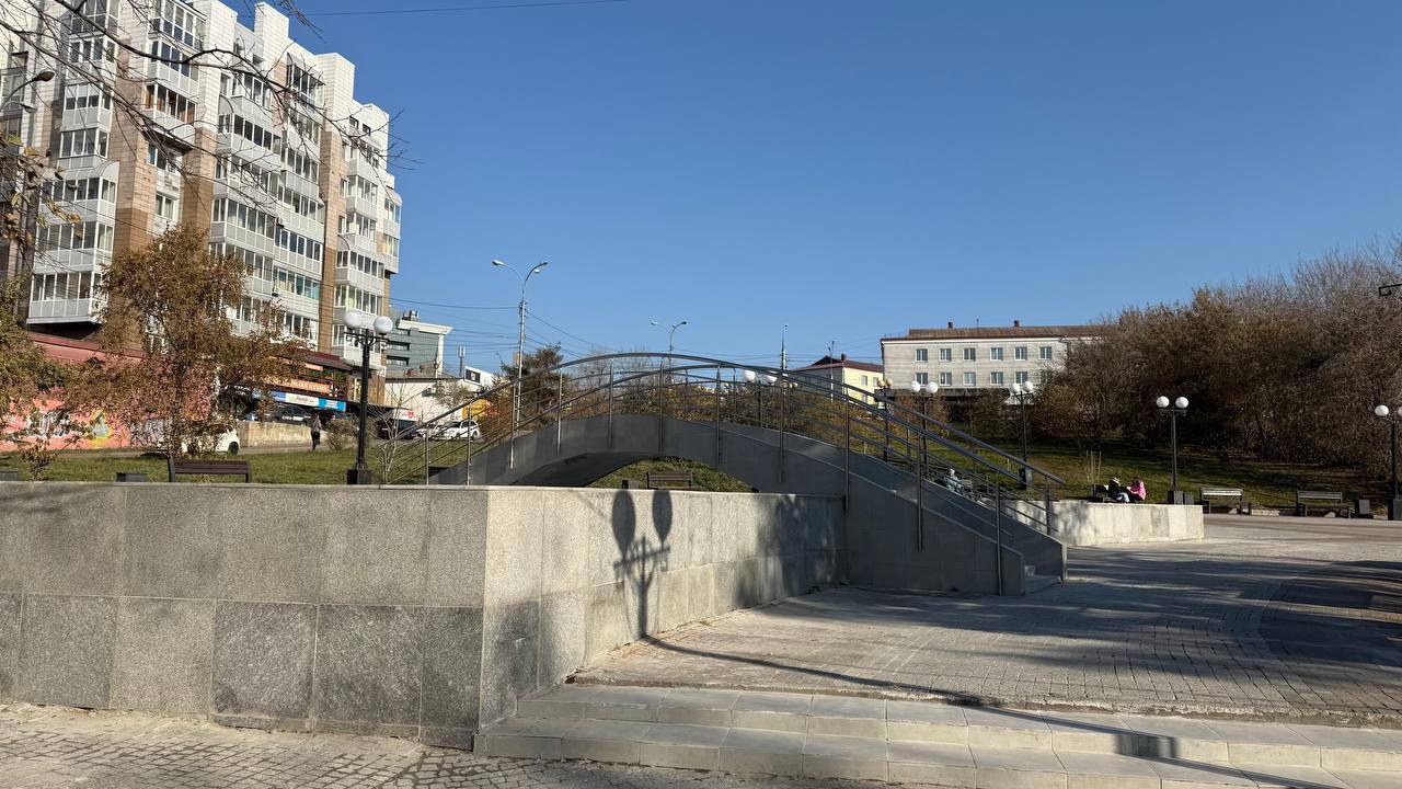 Фонтан на бульваре Постышева отремонтировали Заказчик работ МКУ Городская среда Подрядчик демонтировал плитку зачистил поверхности от старого клея загрунтовал фонтан и мостик выполнил гидроизоляцию чаши уложил новую плитку и укрепил поручни Кроме того рабочие установили противоскользящие плинтусы на ступени и поверхности мостика Эти меры позволили не только вернуть фонтану эстетичный вид но и повысить его эксплуатационные характеристики Теперь иркутяне и гости города могут видеть обновленный объект городской инфраструктуры Ждем лета и новых фото на фоне фонтана отметили в МКУ Городская среда Подписывайтесь на канал администрации Иркутска в MAX