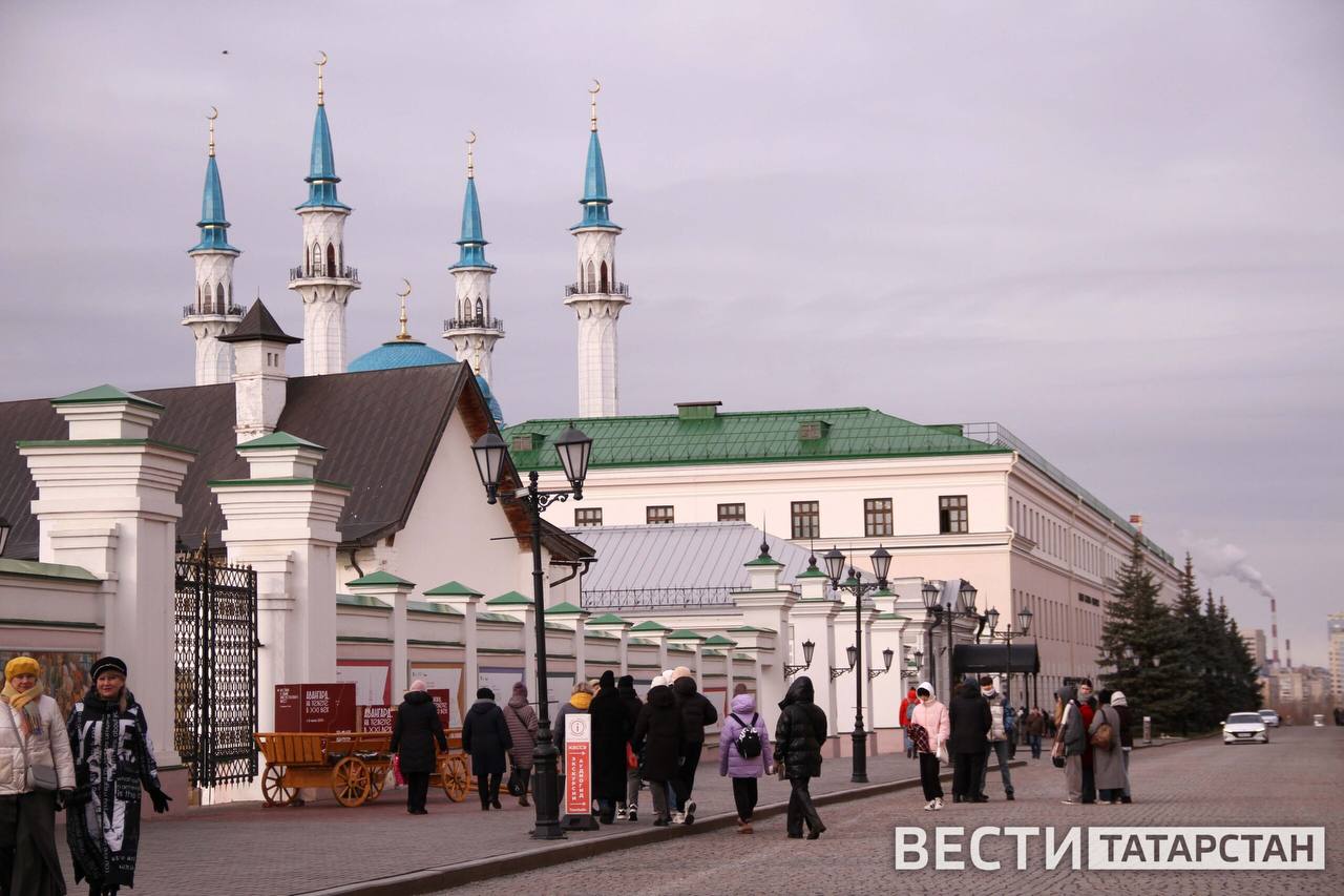 Казань посетили 200 тыс. туристов в период майских праздников Казань за майские праздники посетили около 200 тысяч туристов. Об этом сообщила директор Комитета по развитию туризма Дарья Санникова. По ее словам, за это время гости города потратили почти 1 млрд 190 млн рублей. Санникова добавила, что по сравнению с 2024 годом туристический поток вырос на 7,7%, а расходы туристов — более чем на 10%. Подписаться Сообщить новость