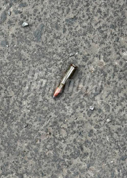 В Ростове армянин сначала угрожал сотруднице ПВЗ, а затем пришел к ней с заряженным автоматом — все из-за просьбы перепарковаться Как стало известно Readovka, в Ростове-на-Дону армянин припарковал свой серый «Лексус» на место для разгрузки товара у ПВЗ, расположенного в его доме. Сотрудница вежливо попросила переставить автомобиль, после чего в сторону Александры имя изменено посыпались угрозы. Мужчина заявил, что если она позвонит в ГАИ, ей не поздоровится. Девушка испугалась и позвала своего парня — и не зря. Автомобилист ушел домой, но через несколько минут вышел уже с заряженным автоматом. Молодой человек оказался не робкого десятка: молниеносно выбил оружие из рук неадеквата и скрутил его. По словам девушки, автомат был направлен в сторону ее возлюбленного. После конфликта стороны написали друг на друга заявления в полицию, а «стрелка» отпустили.