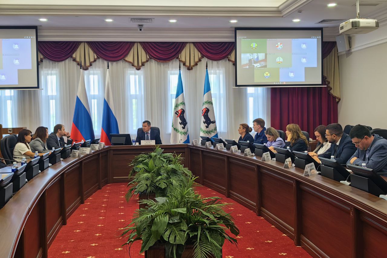На заседании межведомственной комиссии обсудили вопросы своевременности выплат заработной платы Заседание МВК провел первый зампред Правительства Руслан Ситников. С начала года в регионе предприятиями погашена задолженность по заработной плате перед более чем 600 работниками на сумму свыше 40 млн рублей. Также участники обсудили новый формат работы комиссии. Теперь она будет проводиться в формате заседаний МВК и заседаний рабочих групп, созданных в муниципальных образованиях региона. Министр труда и занятости Кирилл Клоков сообщил, что в расширенный состав комиссии вошли представители отраслевых исполнительных органов госвласти региона, и председатели рабочих групп муниципалитетов. «Задачи комиссии не изменились. Вопрос своевременной выплаты заработной платы работникам по-прежнему остается приоритетным и находится на особом контроле. Новый формат МВК должен выстроить системную работу по выработке оперативных мер по погашению сформированных долгов по зарплате, а также по проведению профилактических мероприятий для недопущения образования просроченной задолженности», – отметил Руслан Ситников. Минтруду поручено разработать план работы комиссии.