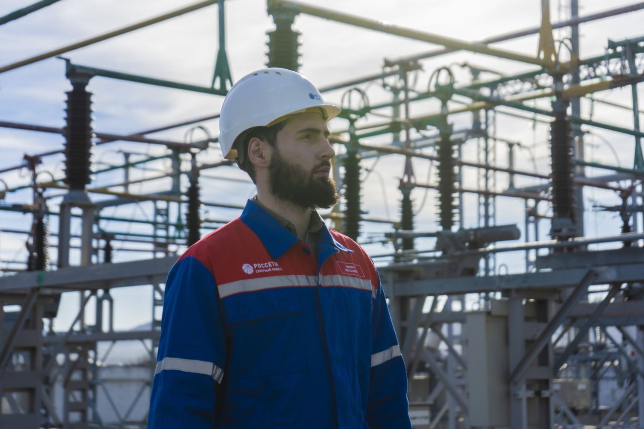 Россети Северный Кавказ увеличили мощность электроснабжения Альтиевского водозабора в Ингушетии Специалисты филиала Россети Северный Кавказ Ингушэнерго выдали свыше 1 1 мегаватта дополнительной мощности Альтиевскому водозабору Таким образом суммарная мощность электроснабжения этого социально значимого объекта доведена до 1 8 мегаватта  Запрос на повышение мощности связан с модернизацией водоснабжающего комплекса Она проводится в рамках федерального проекта Чистая вода национального проекта Жилье и городская среда На территории комплекса пробурены 10 дополнительных артезианских скважин глубиной 160 метров которые будут давать 24 тысячи кубометров питьевой воды в сутки Надлежащее качество воды обеспечат ультрафиолетовые установки обеззараживания которые защищают от опасных бактерий спор и грибков Модернизация Альтиевского водозабора позволит улучшить водоснабжение сельских поселений Барсуки и Гази Юрт а также города Назрани население которого постоянно растет