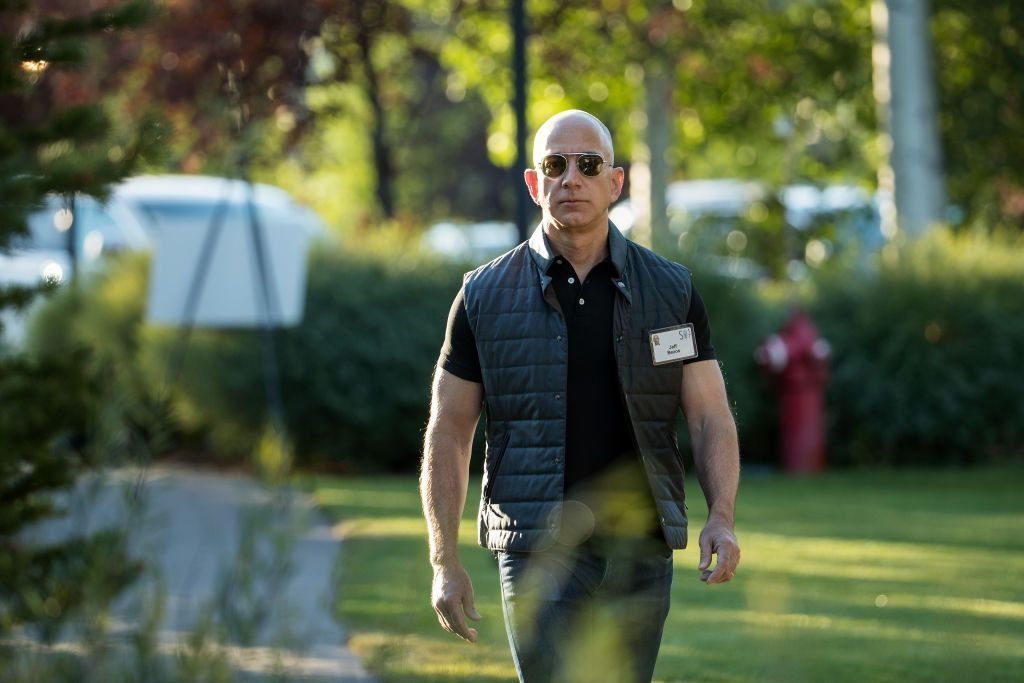 Джефф Безос сообщил о намерении продать 25 миллионов акций Amazon на сумму около 5 миллиардов долларов.