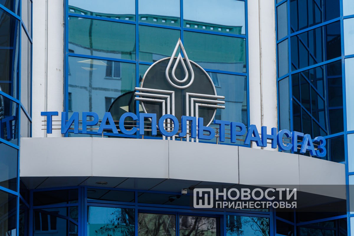 В Бендерах из-за ошибки «домашнего мастера» без газа остались два многоэтажных дома. Сантехник самовольно подключал проточный газовый водонагреватель, но перепутал подачу воды с подачей газа. В результате газовая труба заполнилась водой. Чтобы избежать таких ситуаций, к ремонту и обслуживанию газового оборудования должны допускаться только аккредитованные специалисты. В «Тираспольтрансгаз-Приднестровье» каждый сотрудник проходит аттестацию и работает строго по нормативам. Предприятие оказывает все виды газовых услуг - от подключения и газификации до ремонта и технического обслуживания. Раз в год работники предприятия выполняют бесплатное техническое обслуживание. Вне графика специалисты выезжают по заявке - это уже платная, но при этом безопасная и легальная услуга. Самодеятельность в работе с газовым оборудованием опасна. Доверять стоит только профессионалам. Вызвать мастера «Тираспольтрансгаза» можно по единому номеру - 1504.