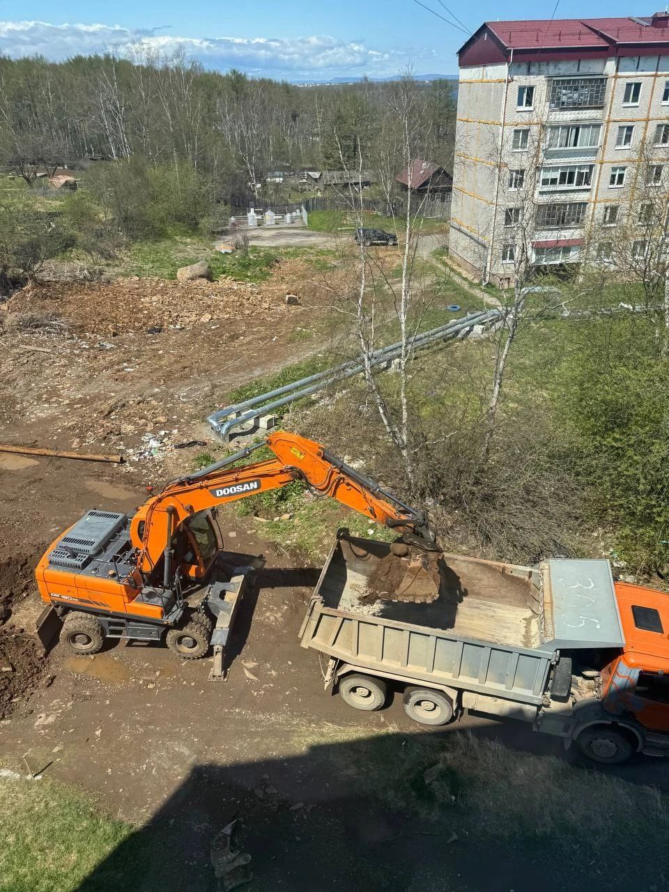 В Советской Гавани  появился благоустроенный подъезд к дому №8 по улице Советская.   После ремонта, выполненного в рамках президентского национального проекта "Инфраструктура для жизни",  данный проезд стал максимально удобным и безопасным для жителей близлежащих домов. Необходимость проведения ремонтных работ на этом участке назрела давным-давно: крайне неудовлетворительное состояние дорожного полотна создавало неудобства местным жителям и автомобилистам.   Благоустроенный участок дороги имеет длину 0,18 км: здесь уложили новое асфальтовое покрытие, установили бордюры и смонтировали новые опоры уличного освещения.  Сейчас, благодаря поддержке  губернатора Хабаровского края Дмитрия Демешина и инициативе команды СоветскаяГавань проезд соответствует современным стандартам качества.  Заказчиком  работ выступала администрация г. Советская Гавань при финансировании из бюджетов разных уровней.    Жители уже оценили положительные изменения — теперь подъезд к  домам будет комфортным и надёжным на долгое время.