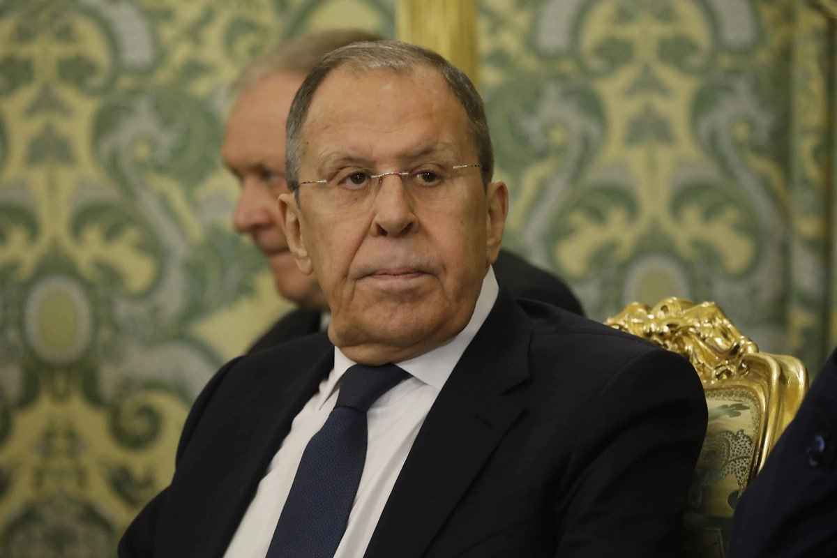 Лавров Путин и Уиткофф полностью урегулировали недоразумения между РФ и США Недавняя встреча российского лидера Владимира Путина и спецпосланника президента США Стивена Уиткоффа позволила убрать все разногласия возникшие после паузы в контактах между Москвой и Вашингтоном Об этом сообщил глава МИД РФ Сергей Лавров в ходе посольского круглого стола по теме урегулирования на Украине Это очень очень важный результат потому что была после Анкориджа определенная пауза Теперь здесь в наших переговорах с американцами по украинской проблеме я лично считаю что недоразумения недопонимания были устранены заявил он Геополитика