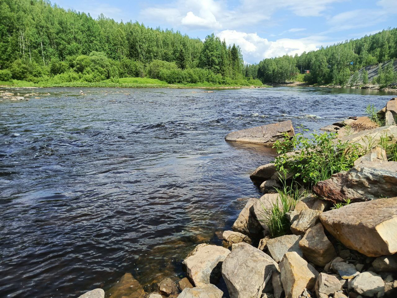 В Пермском крае водолазы 9 июля нашли тело рыбака, чью лодку жители деревни Верхняя Хохловка обнаружили перевернутой. «Трагичный случай произошел 6 июля в акватории реки Кама. Местными жителями в 50 метрах от берега была обнаружена перевернутая лодка. Тело 64-летнего мужчины было найдено водолазами 9 июля», — сообщили в ГУ МЧС России по Пермскому краю. Как сообщили в ведомстве, с начала лета в Прикамье утонуло 13 человек, в том числе трое детей. Источник ЧП Пермь Прислать новость